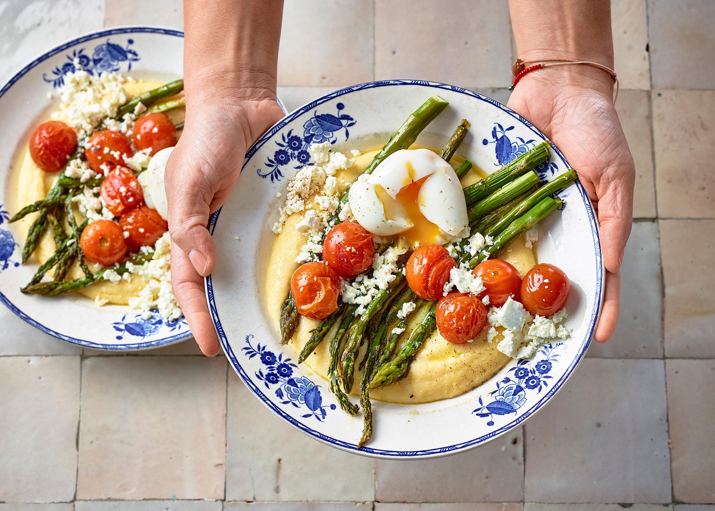 Asperges grillées, polenta et tomates cerises rôties