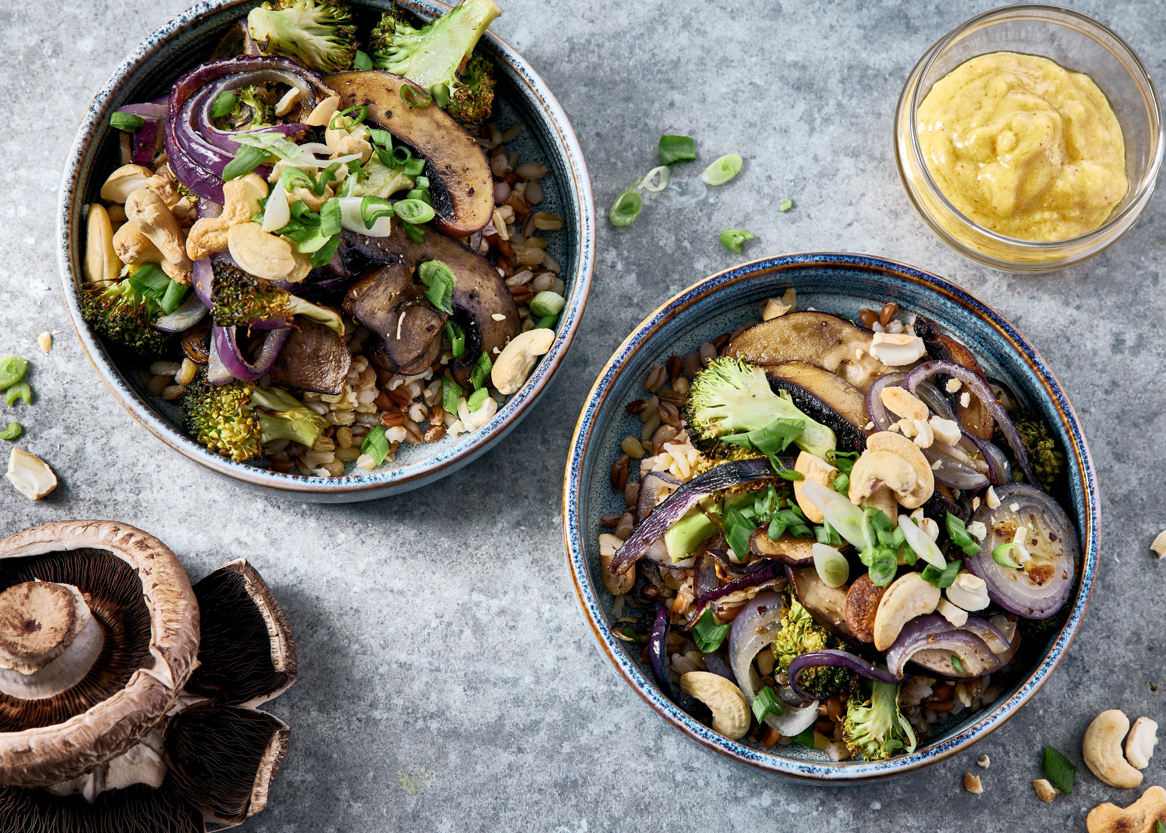 Broccoli, champignon en cashewnotenbowl met kerriesaus