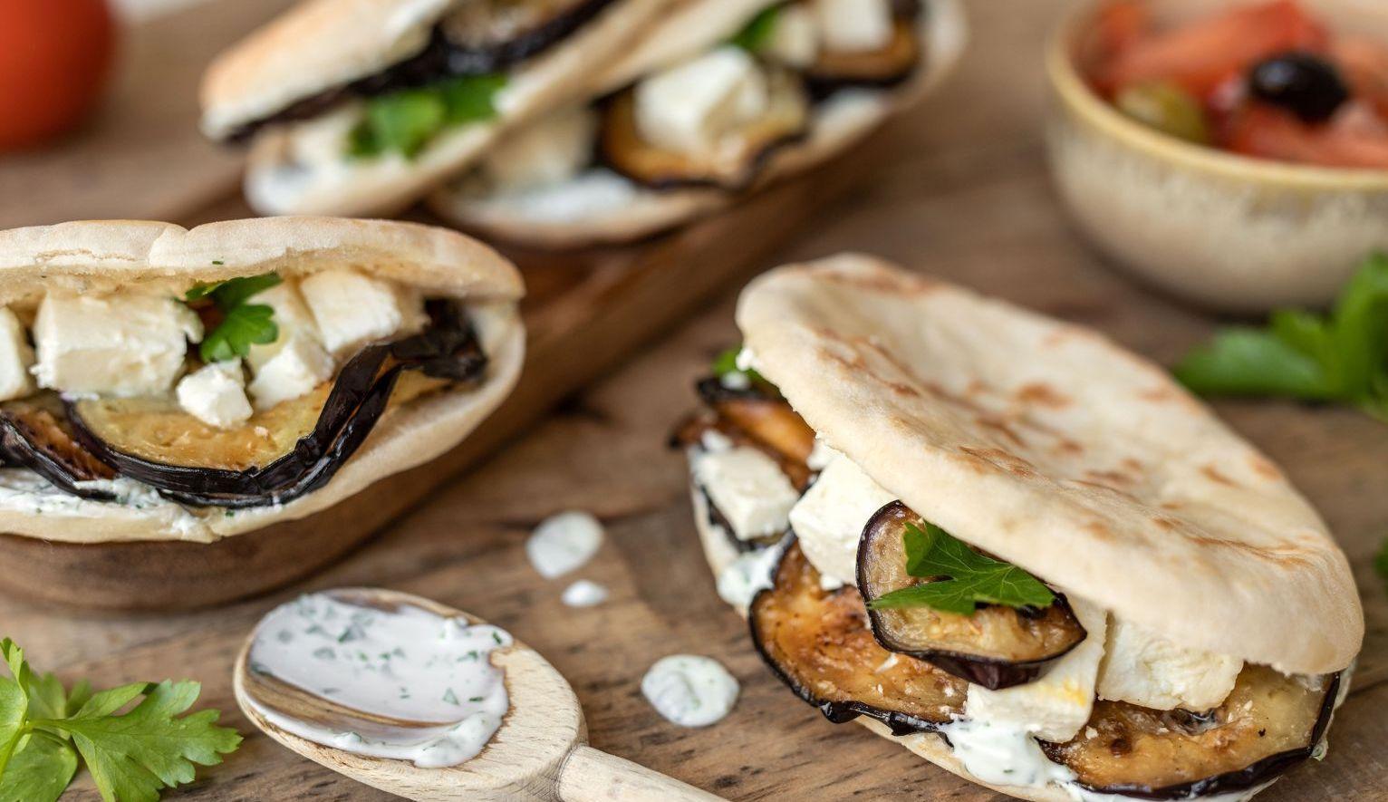 Pain pita aux aubergines grillées, chèvre & sauce au yaourt