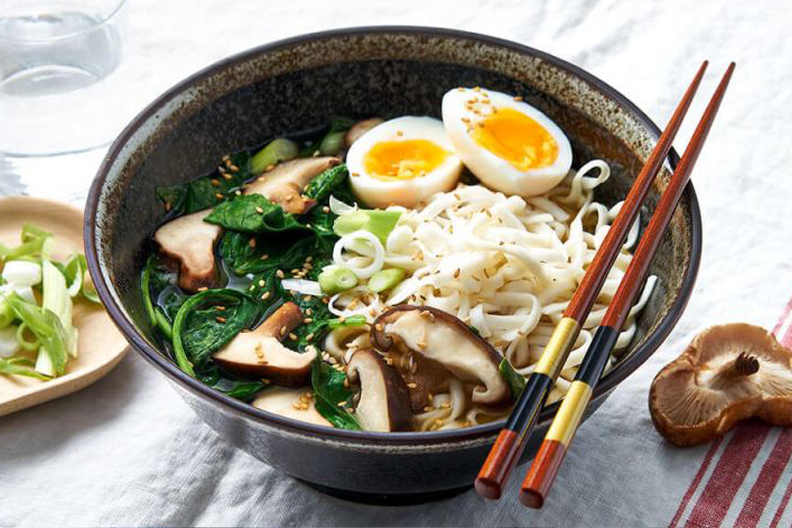 Ramen au miso, shiitakés, épinards et oeuf mollet