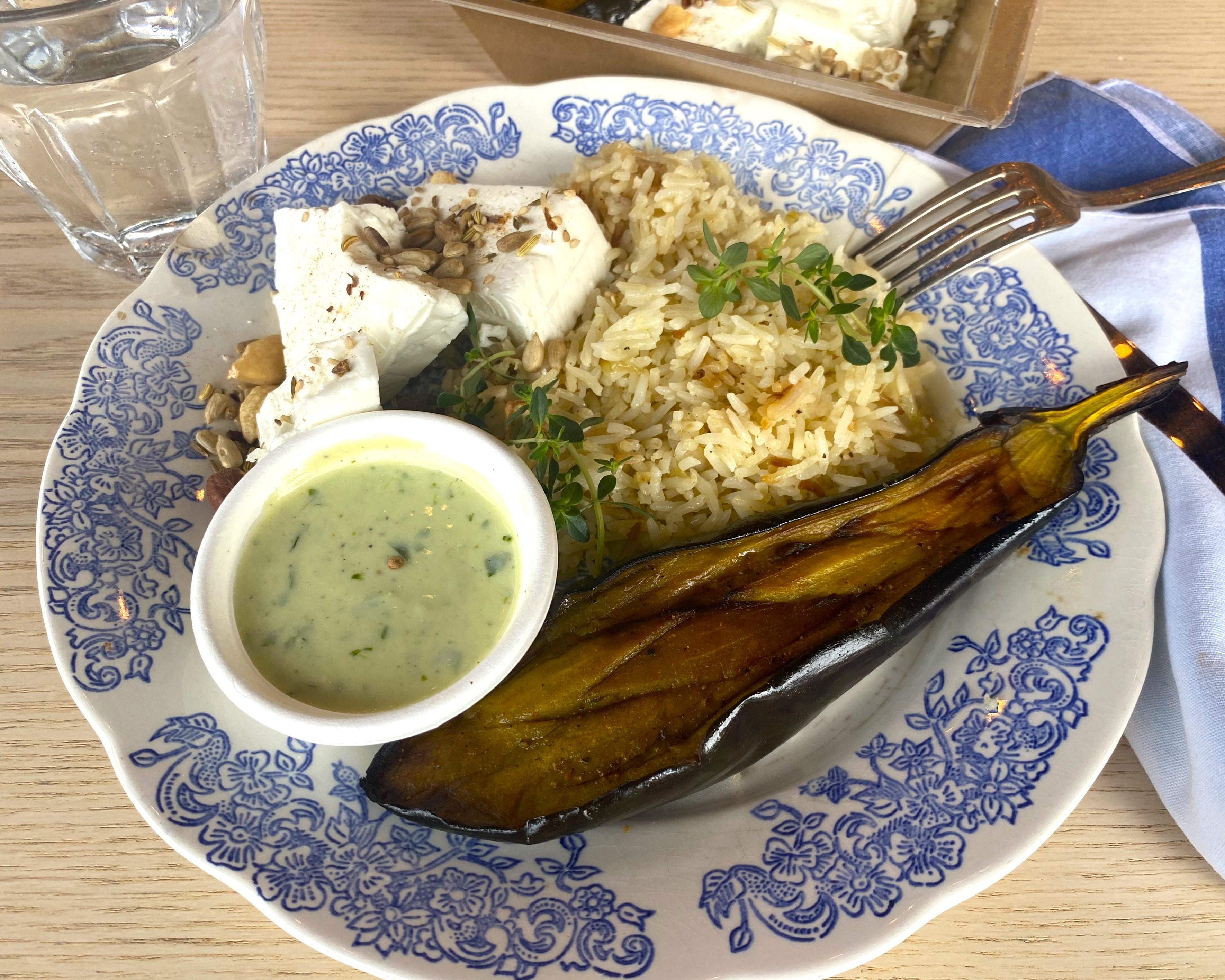 Feta en aubergine geroosterd met kruiden, rijst met uien (gerecht opnieuw opwarmen)