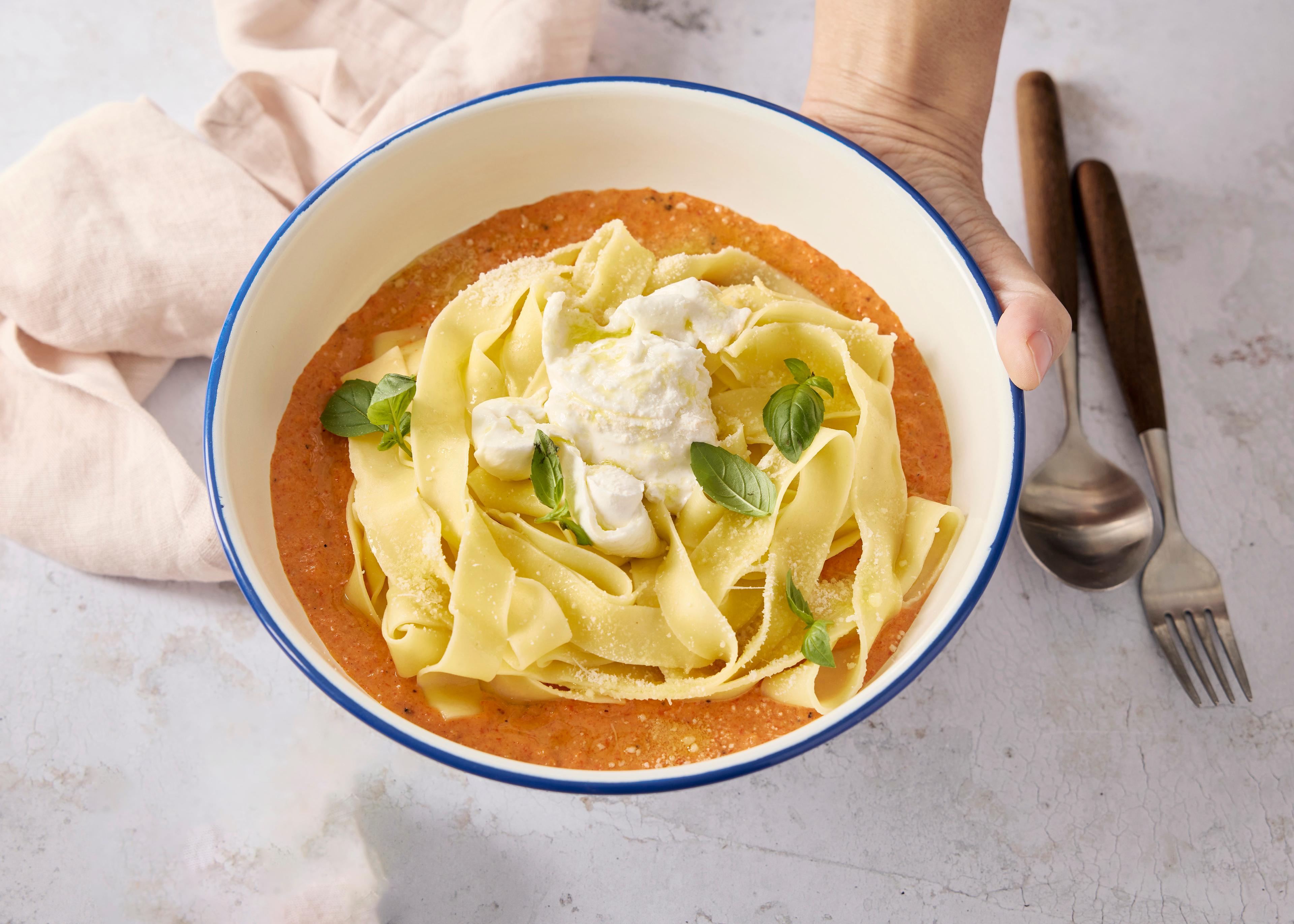 Pâtes fraîches à la crème de poivrons et burrata