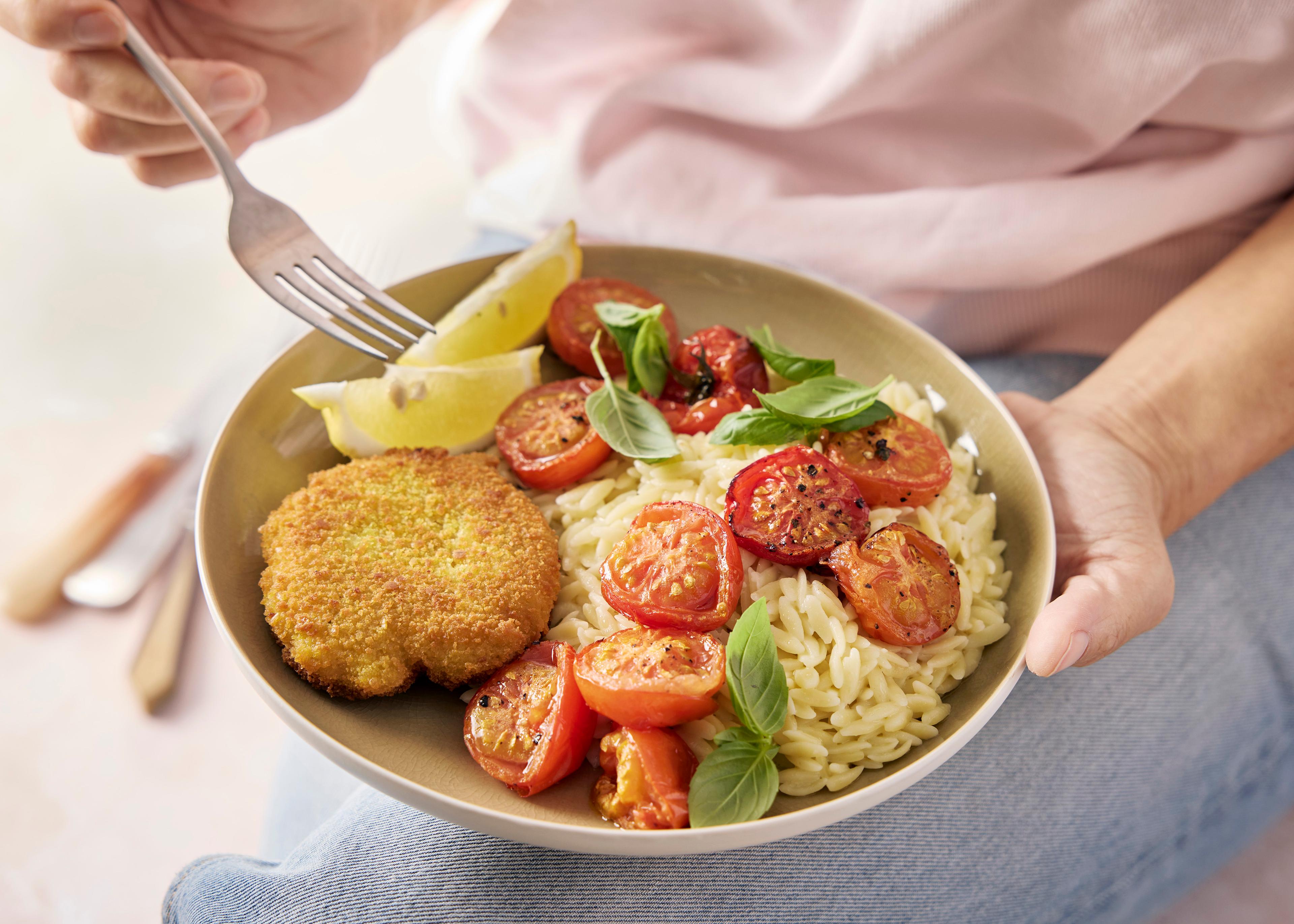 Orzo aux tomates cerises et burger veggie au fromage