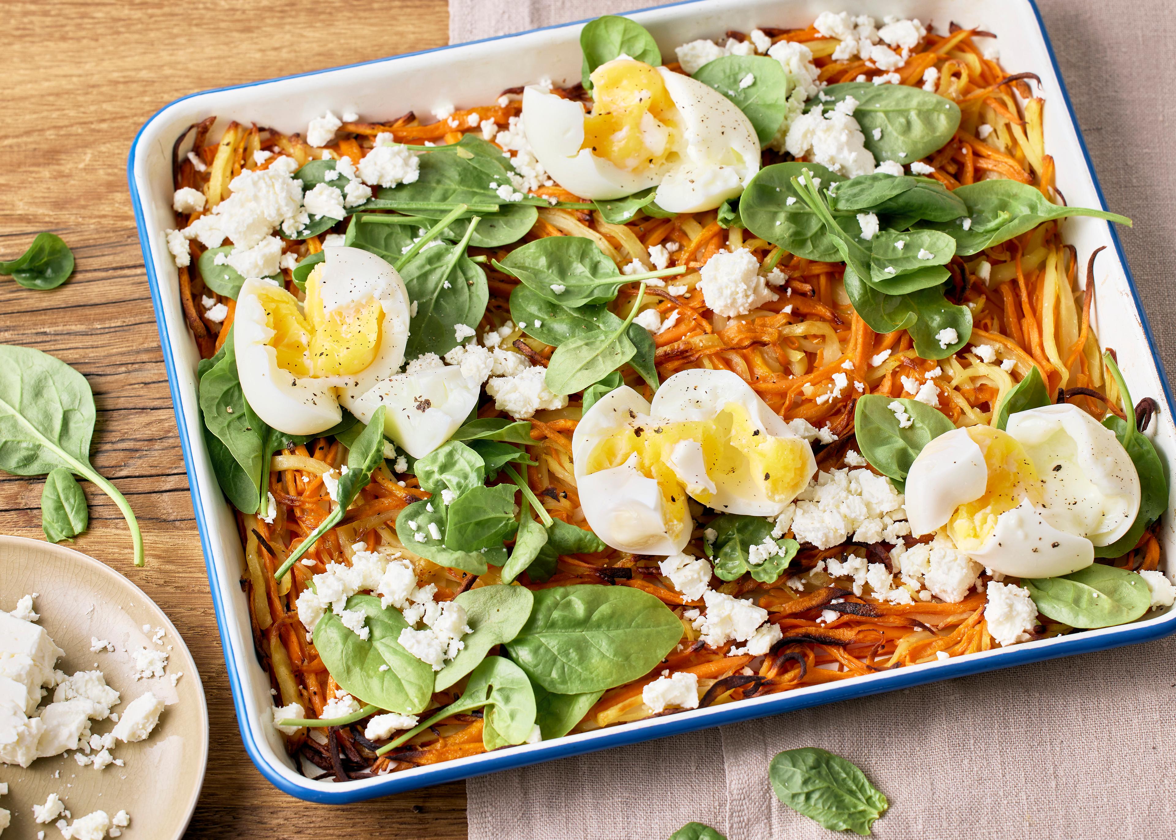Rösti géant de patates douces, oeufs mollets et jeunes pousses d'épinards