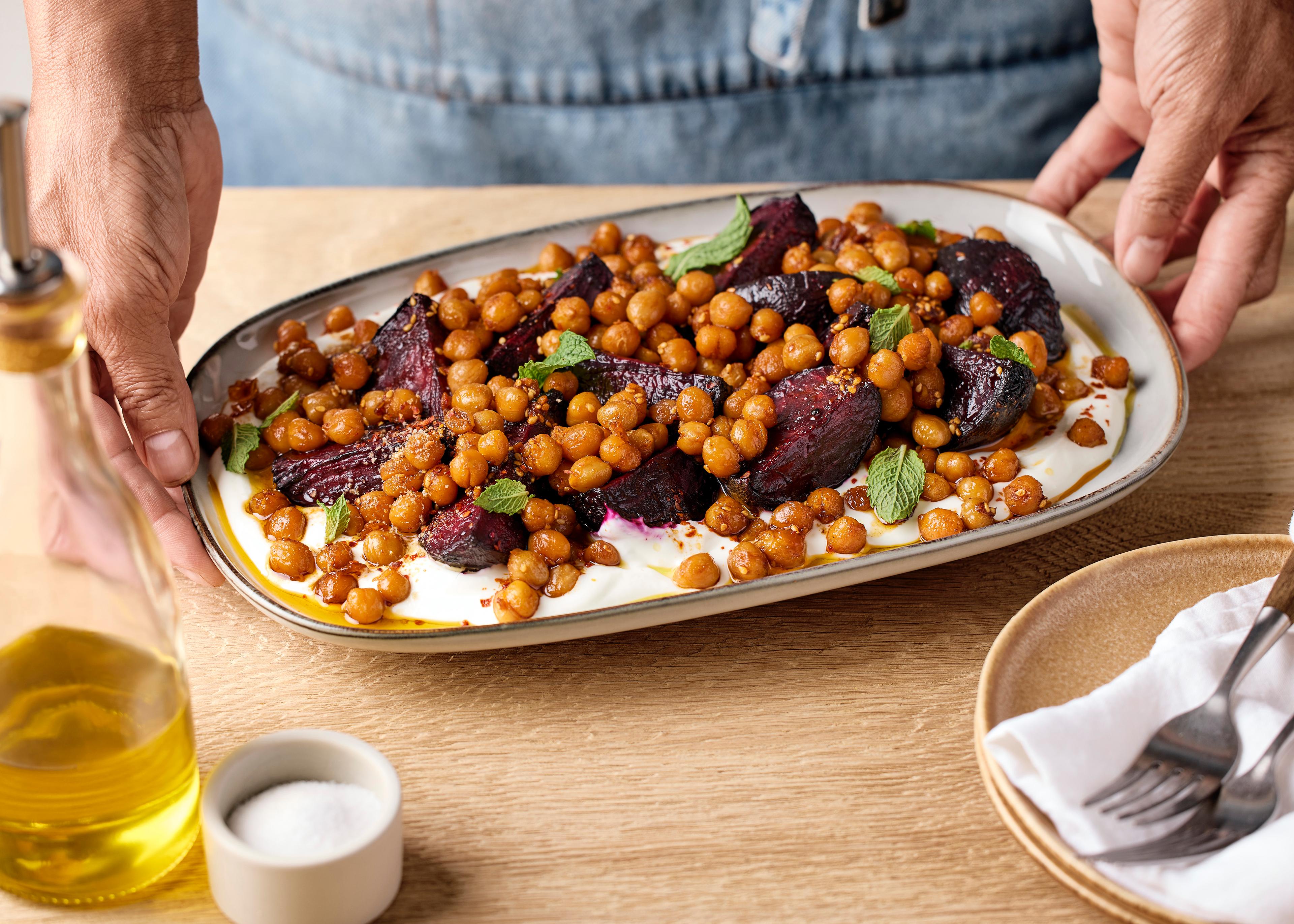 Salade de betteraves et pois chiches rôtis, labneh