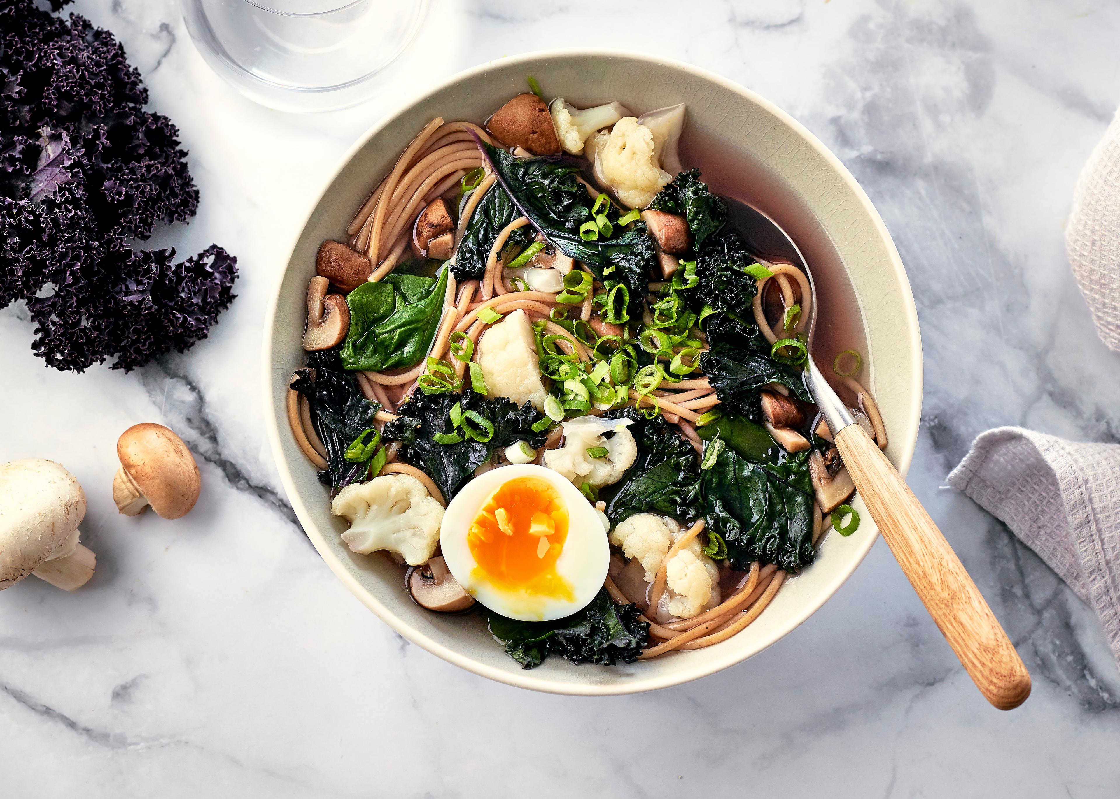 Ramen au kale, chou-fleur & oeuf mollet