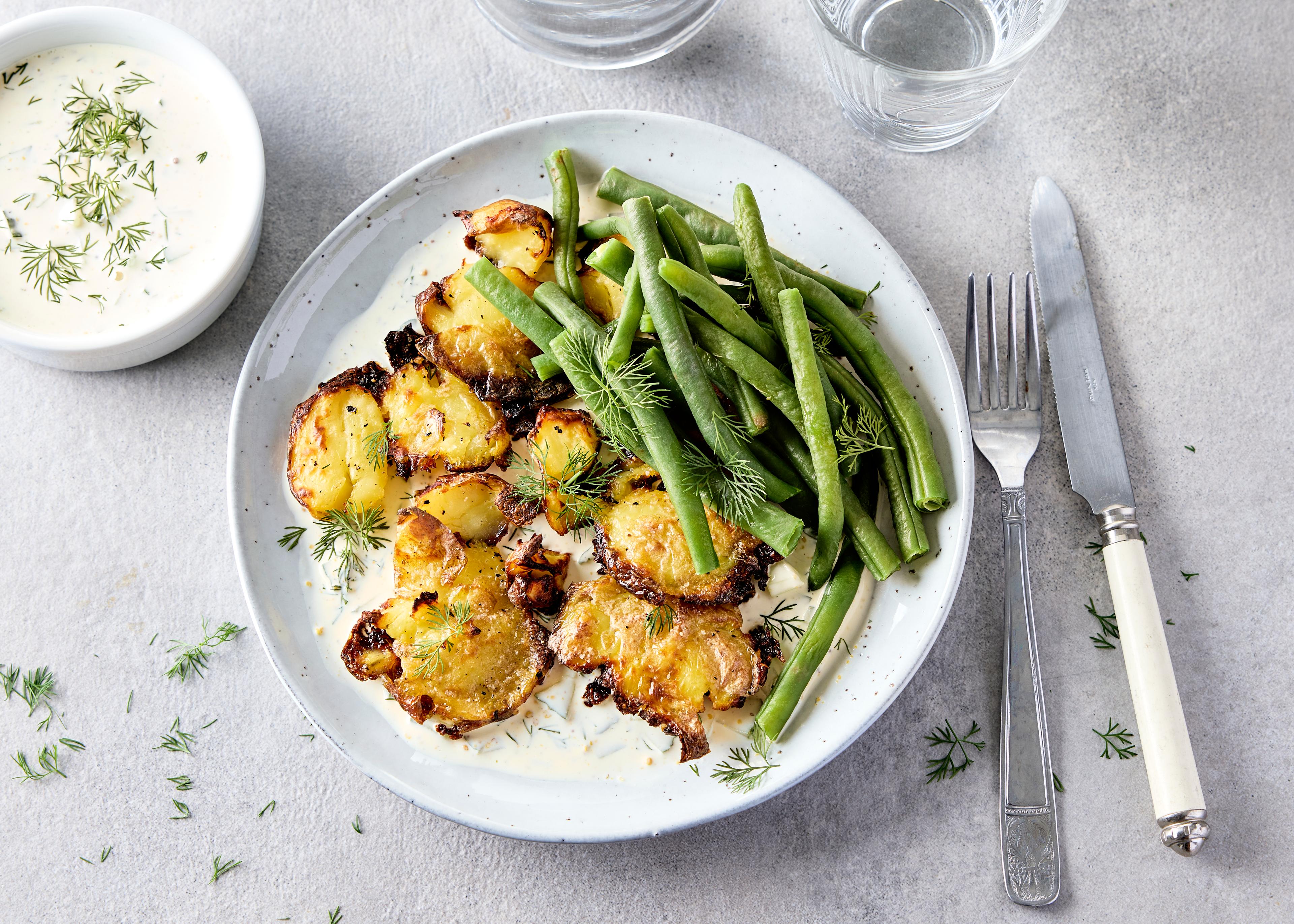 Smashed potatoes, haricots verts et sauce au yaourt kéfir