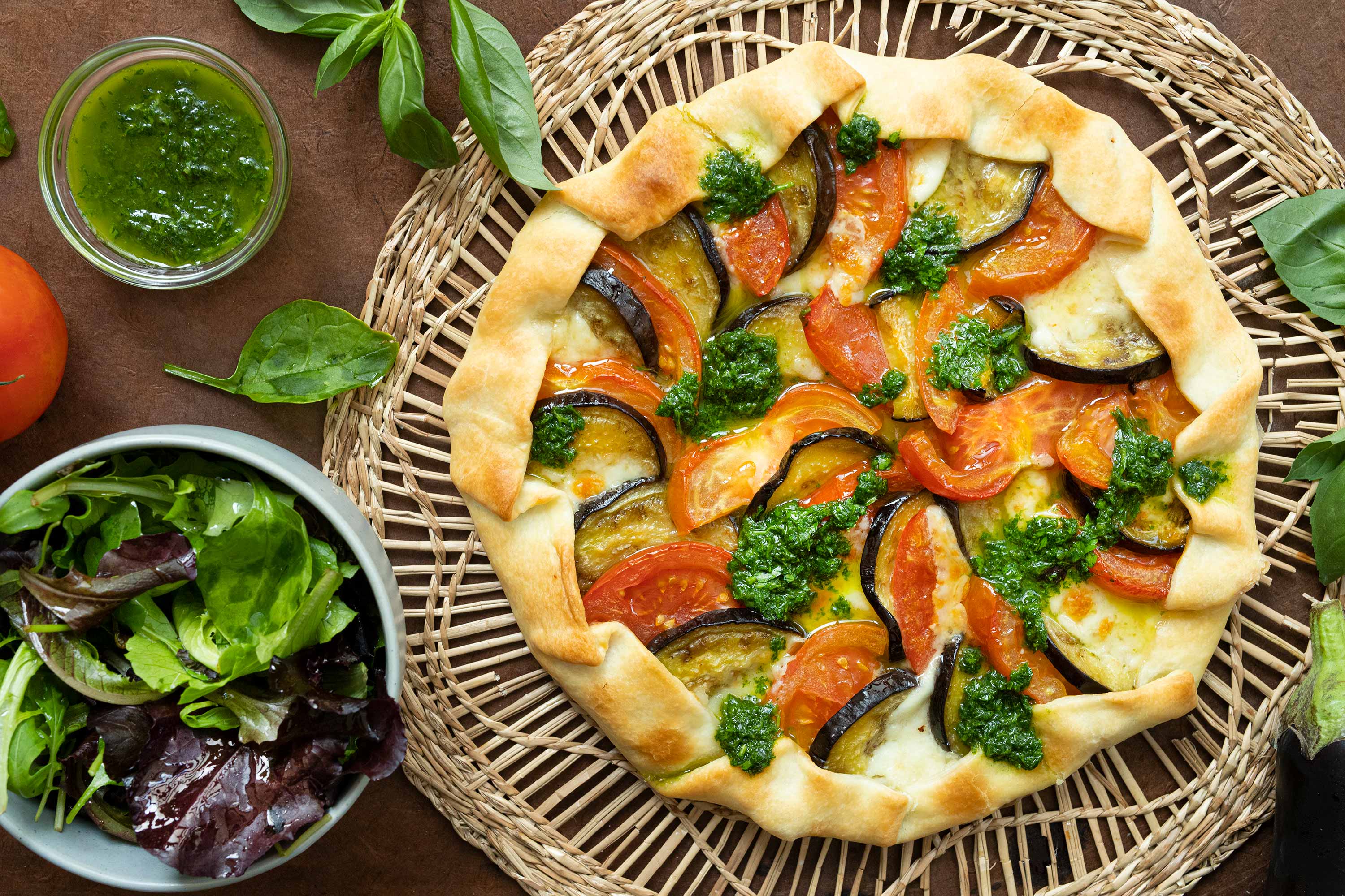 Tarte rustique au pistou, aubergines et tomates