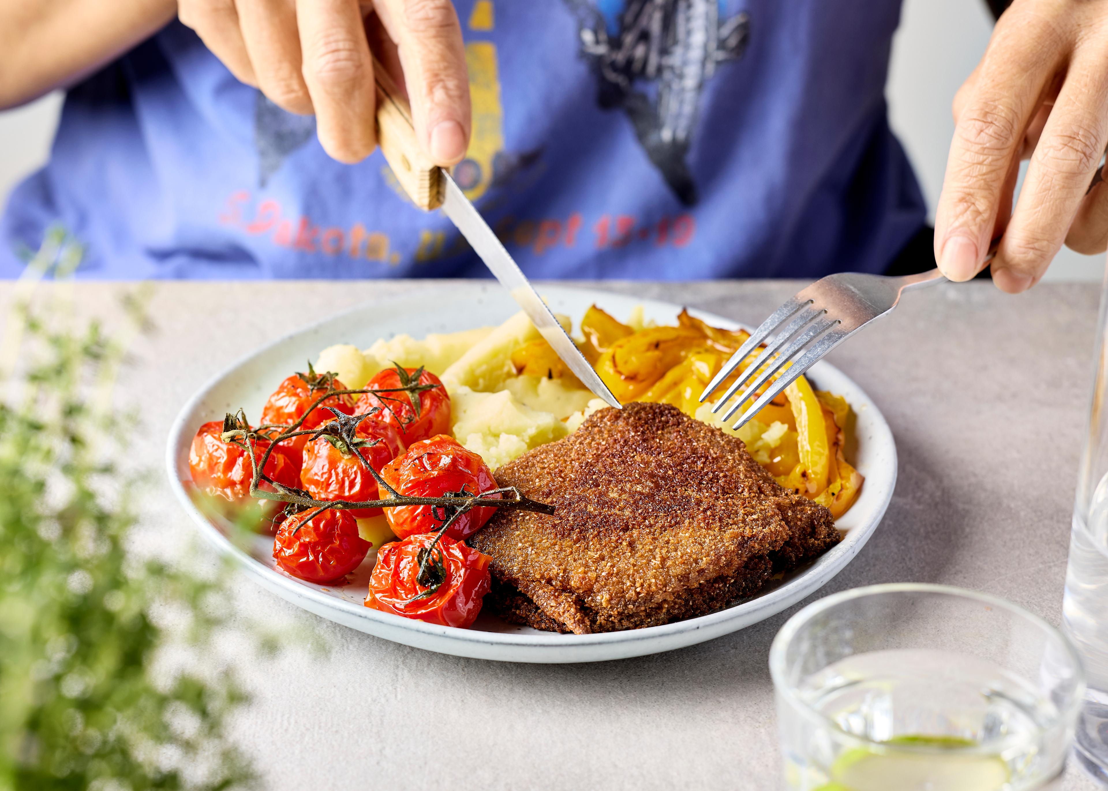 Burger de noisettes, tomate et poivron rôtis