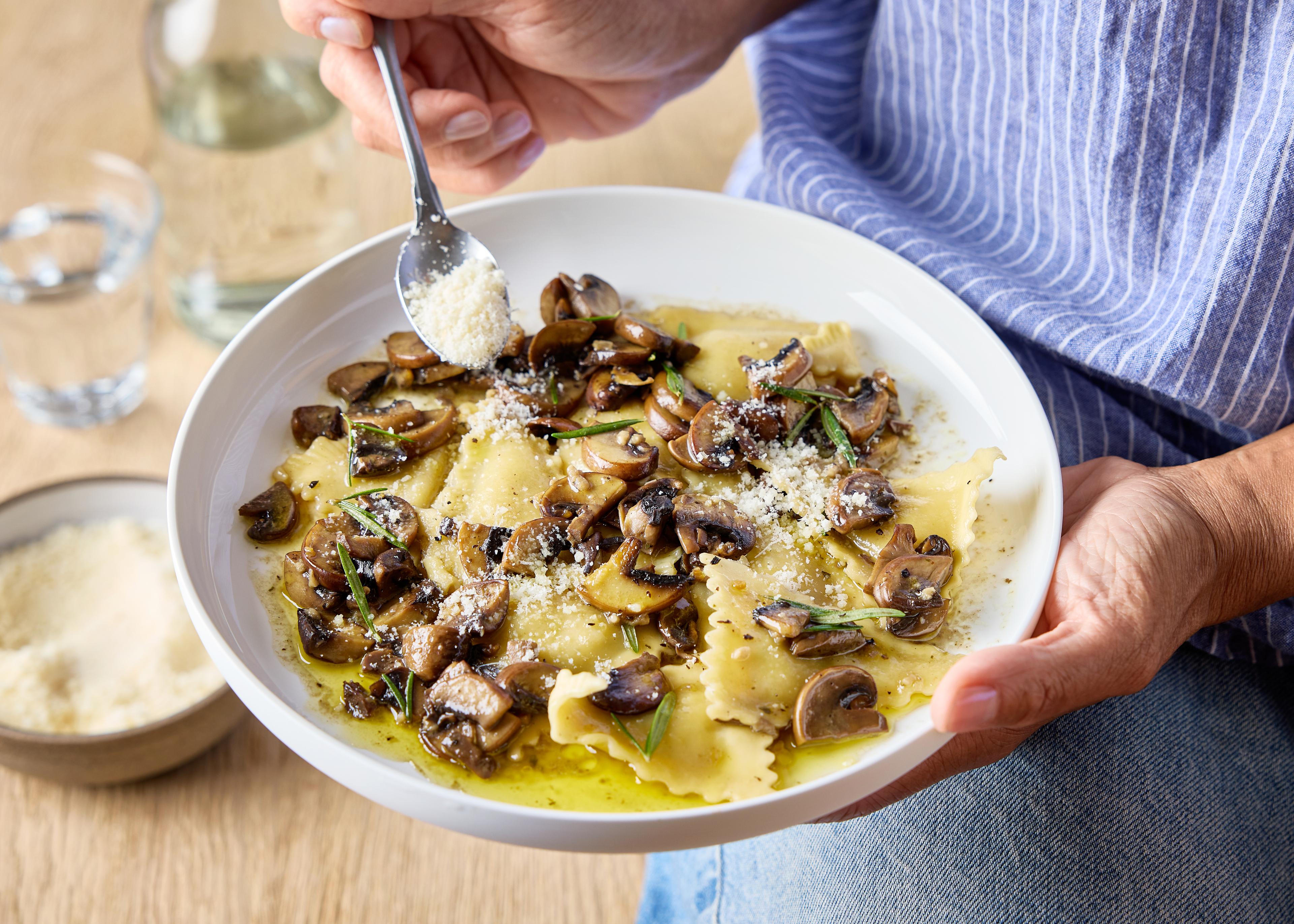 Raviolis cacio e pepe, sauce aux champignons, beurre et romarin