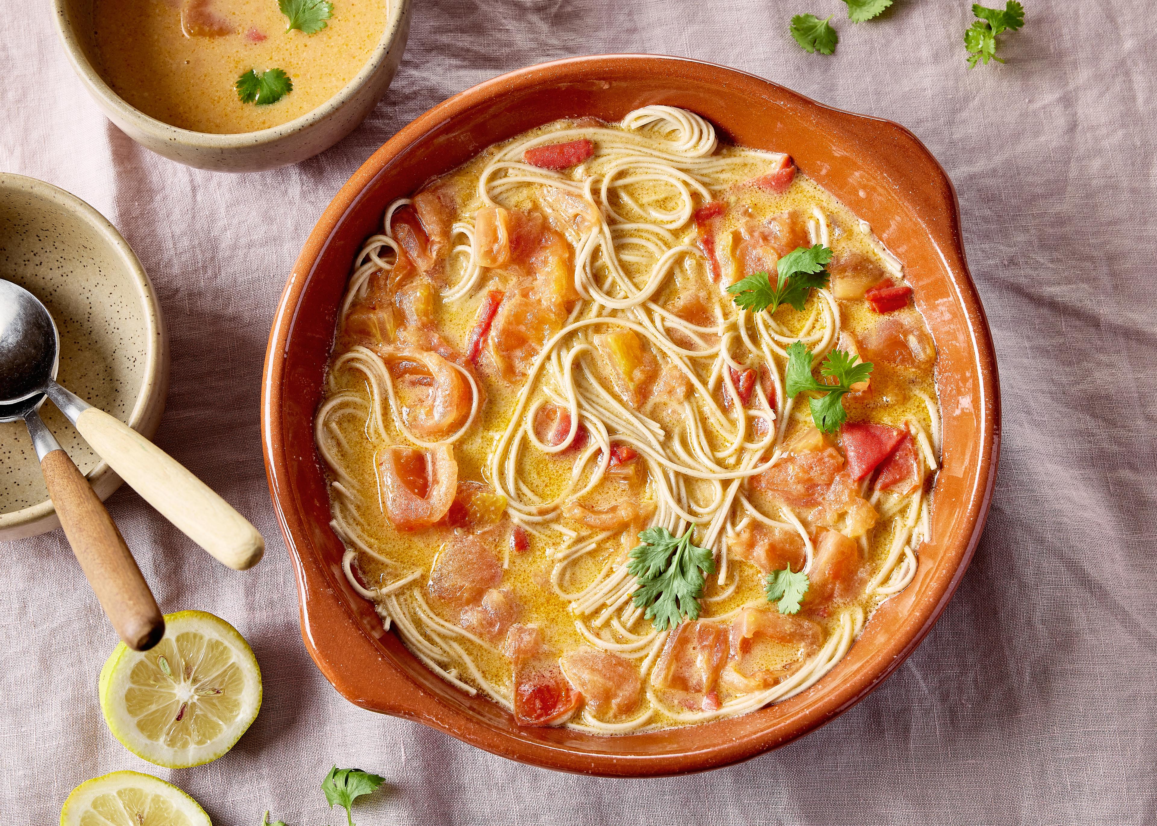 One pot de nouilles à la tomate, curry-coco