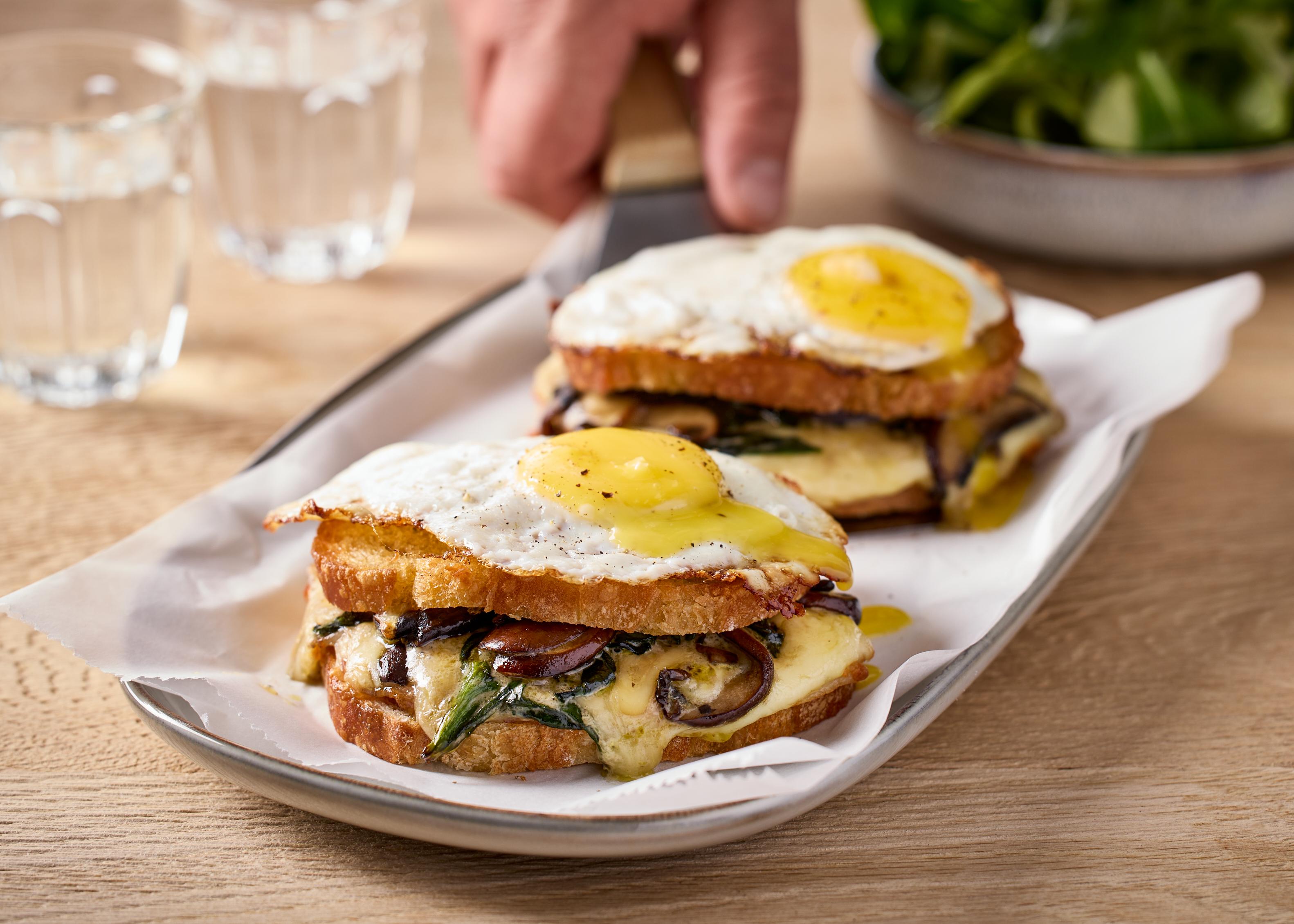Croque gourmand aux épinards, champignons et œuf au plat