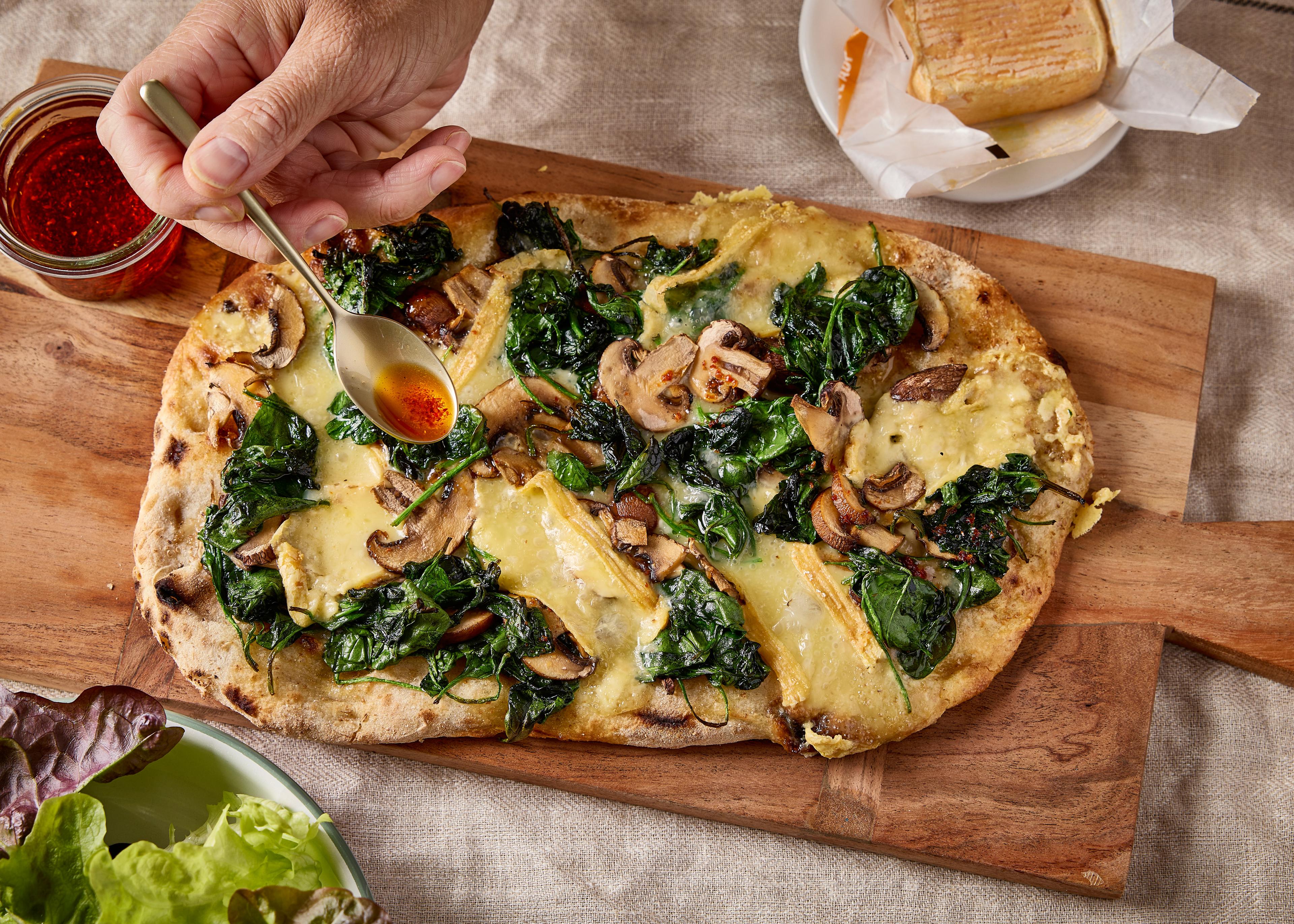Pinsa aux champignons, fromage de Herve et huile piquante