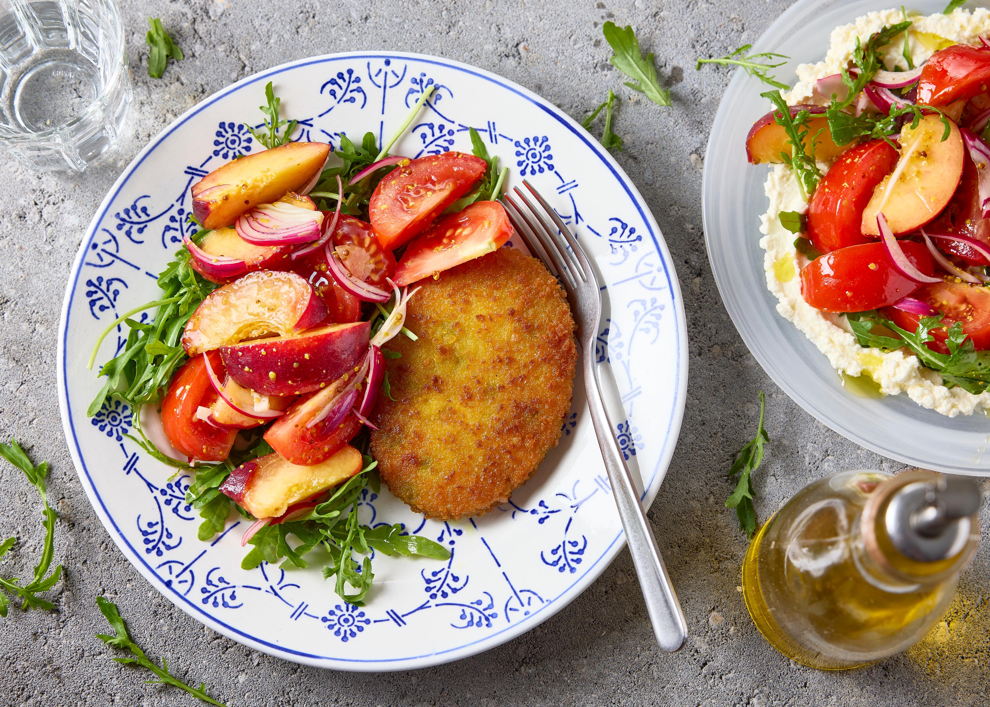Burger végétarien, salade de pêches, tomates et fromage crémeux