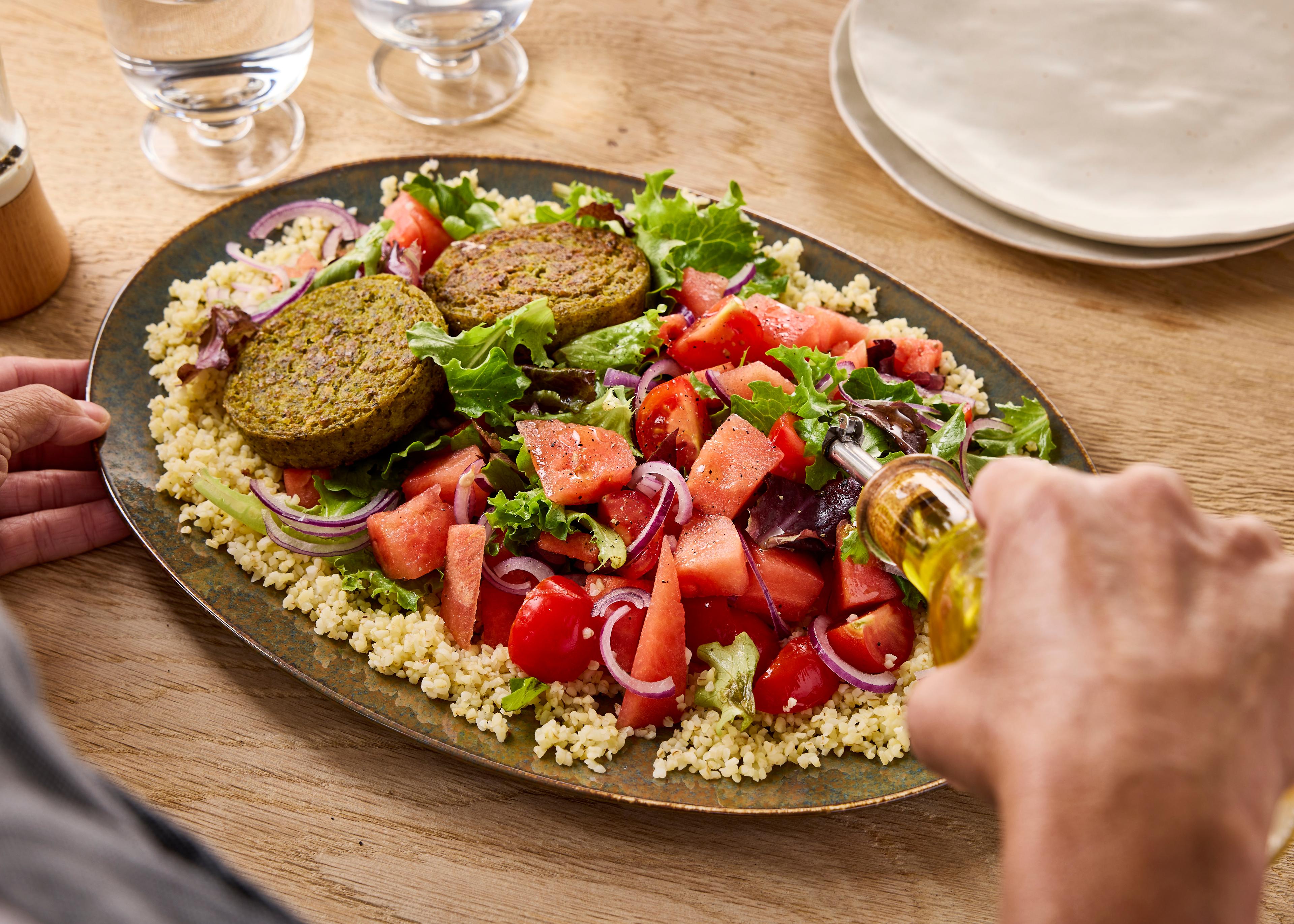 Salade de pastèque et burgers de petits pois