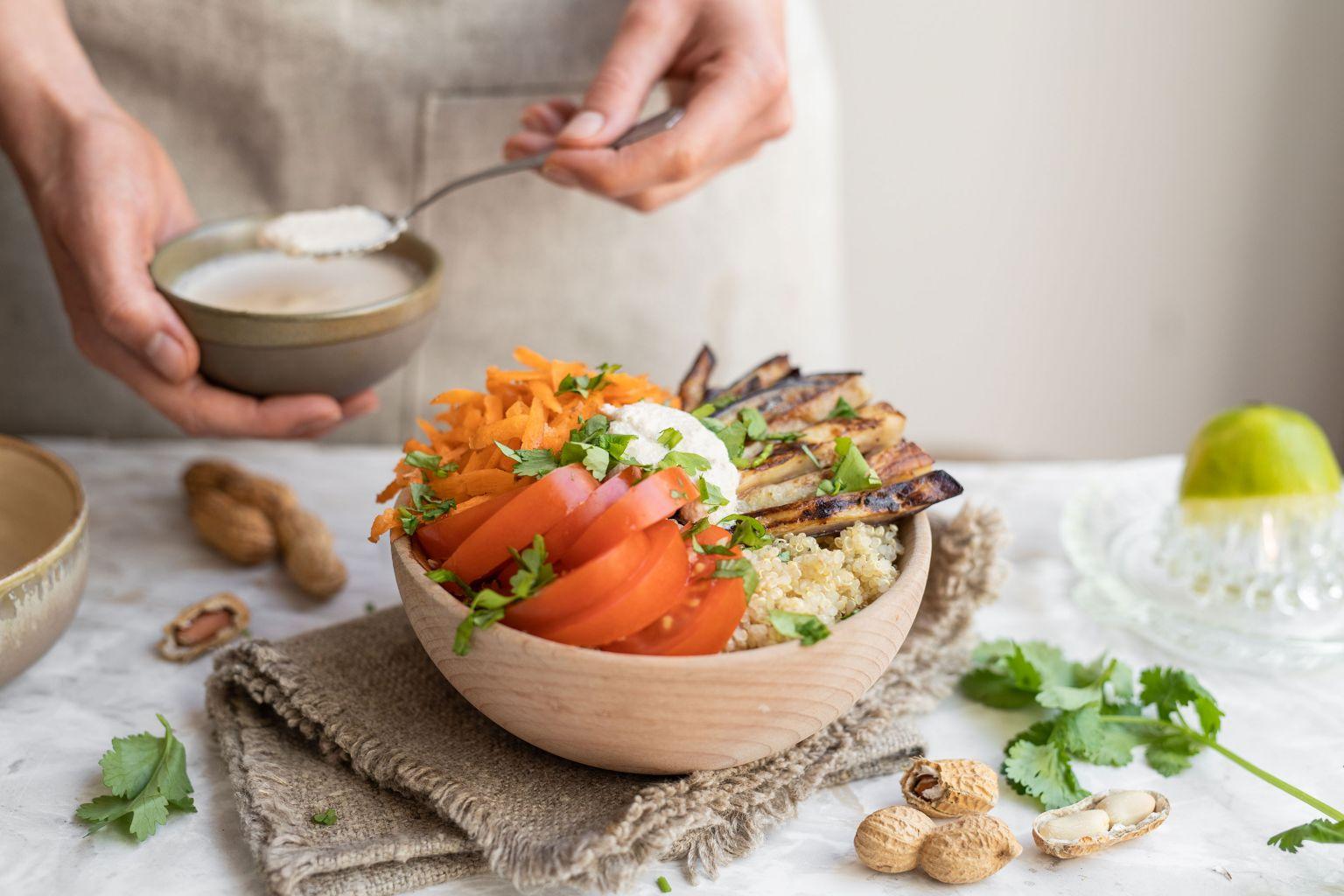 Quinoa bowl sauce cacahuètes