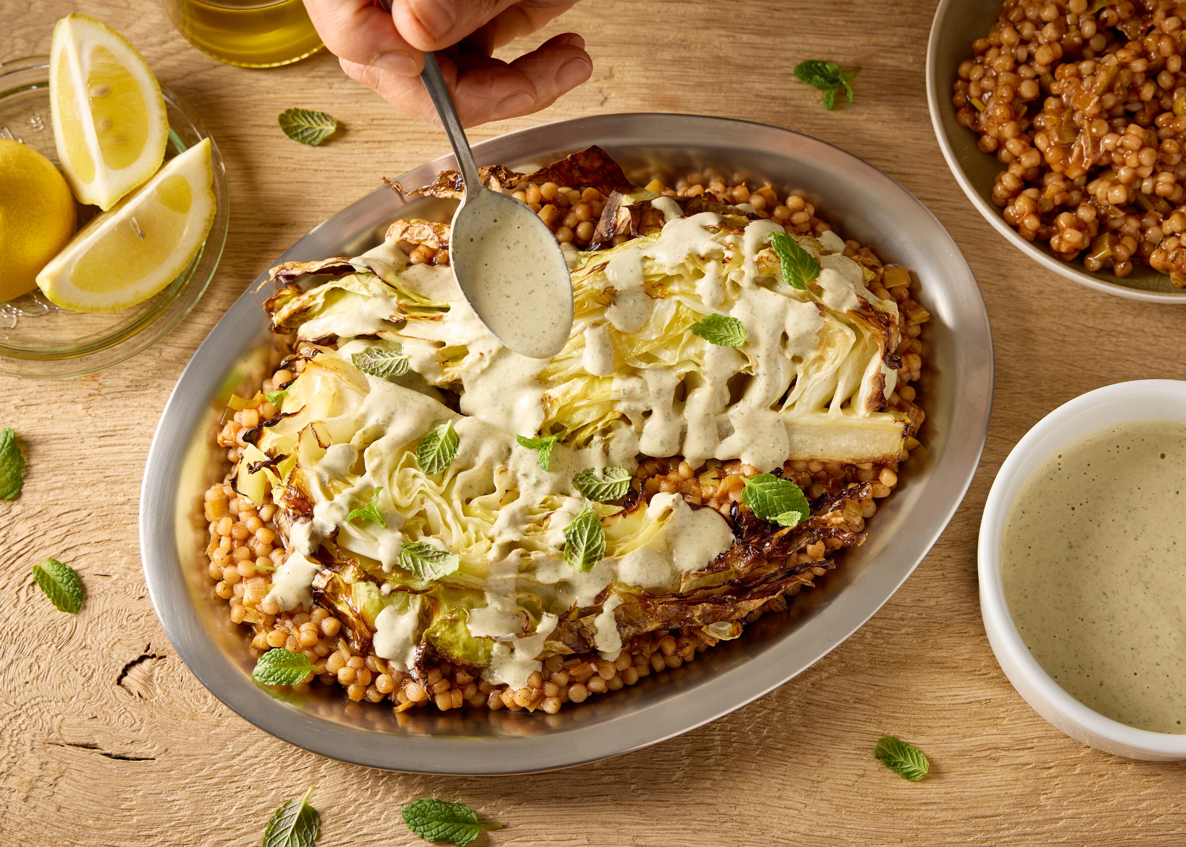Chou rôti, fregola et sauce à la menthe