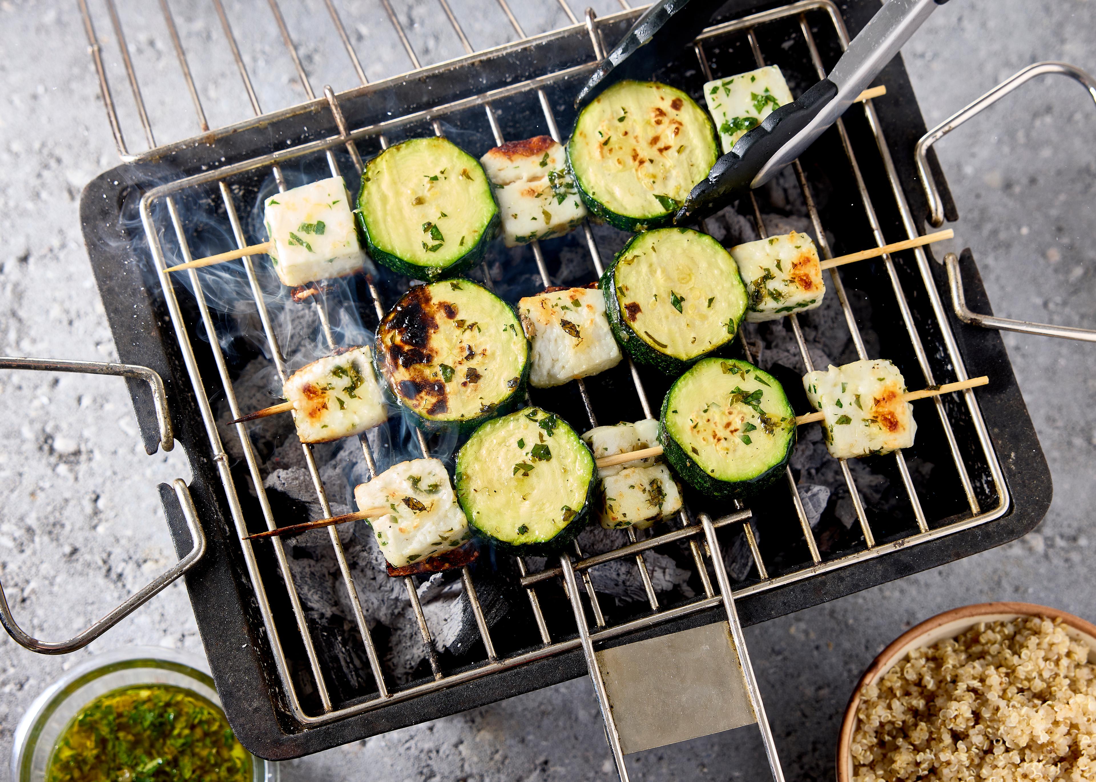 Brochettes de courgette et feta, salsa verde