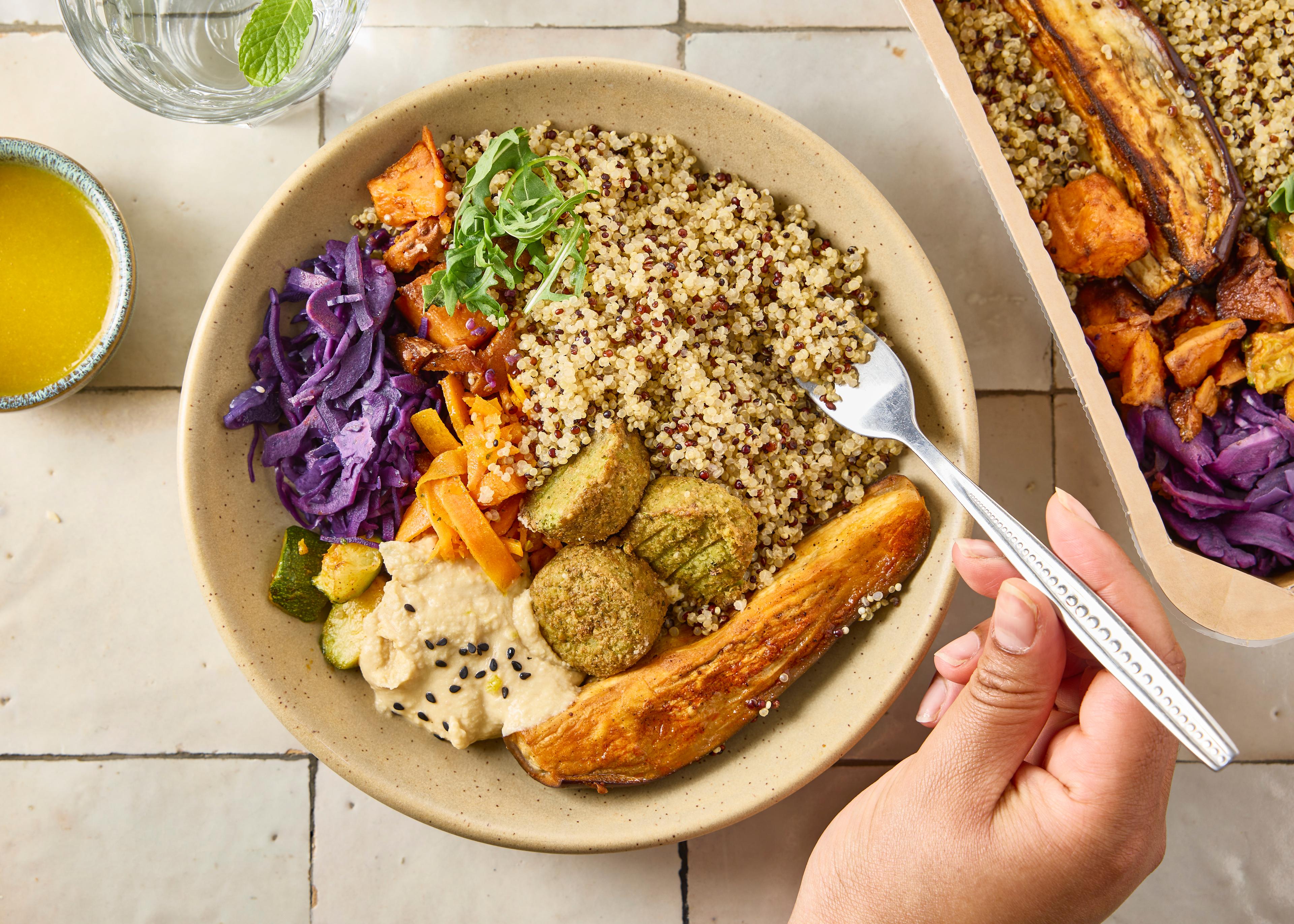 Bol de quinoa aux légumes rôtis et falafels (plat à réchauffer)