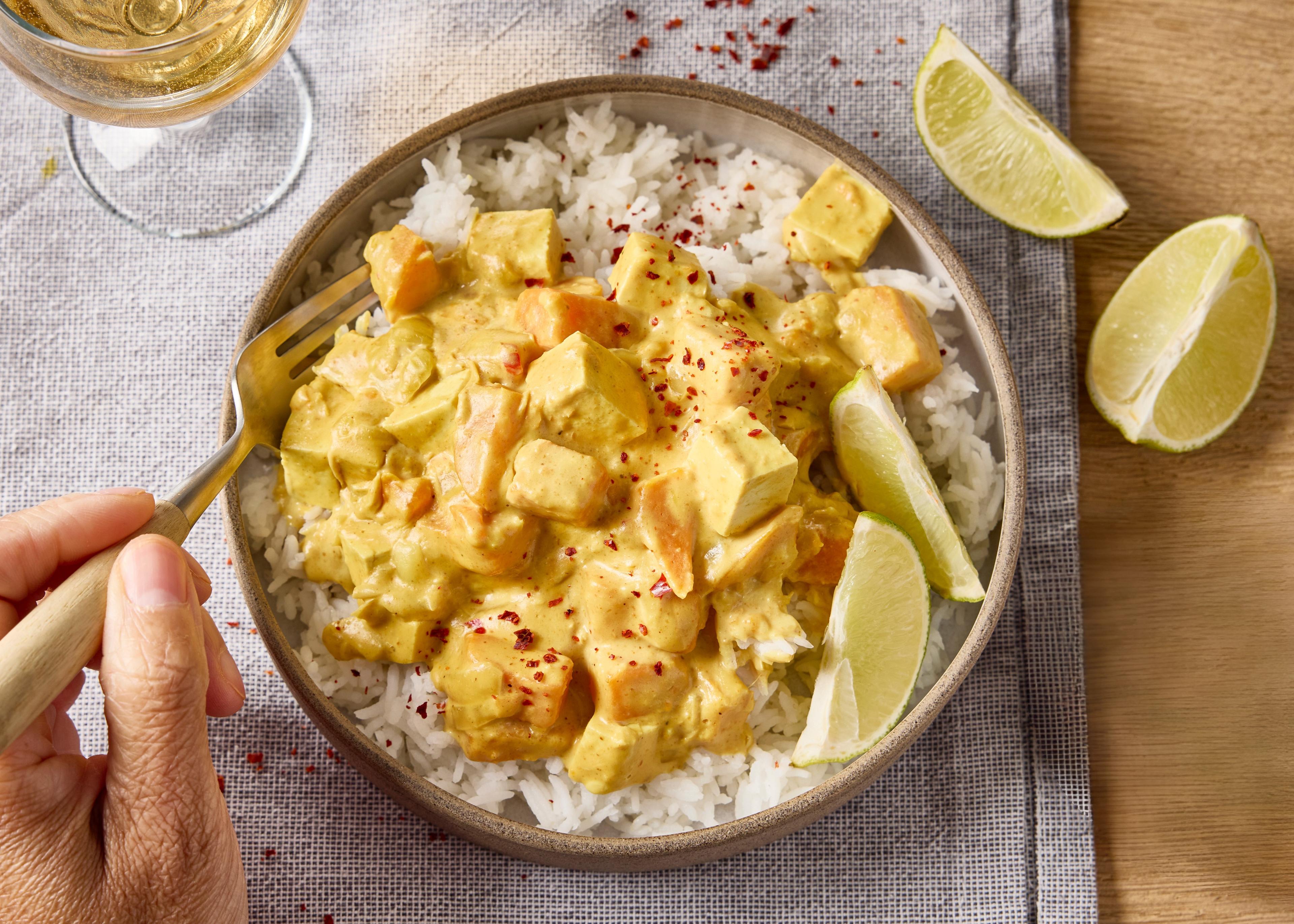 Curry de tofu et patates douces au beurre de cacahuètes