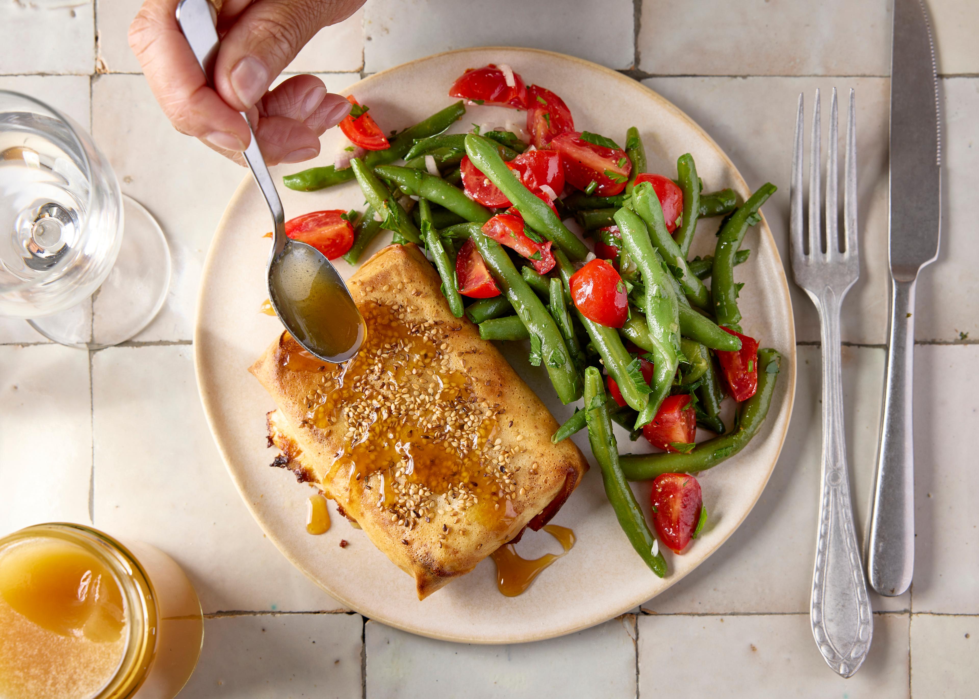 Brick à la feta rôtie au miel, salade de haricots verts