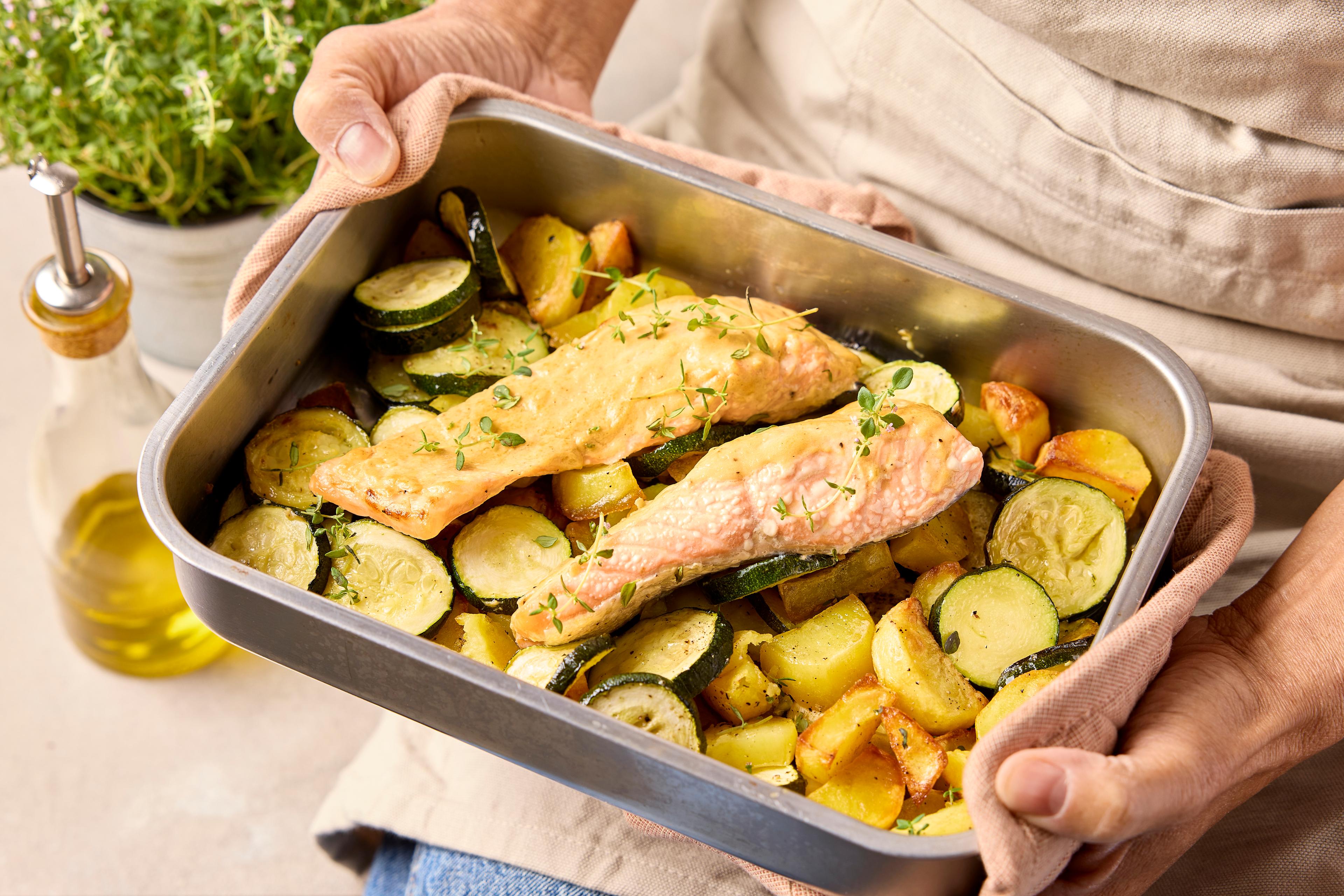 Traybake de saumon à la moutarde, pommes de terre et courgettes grillées