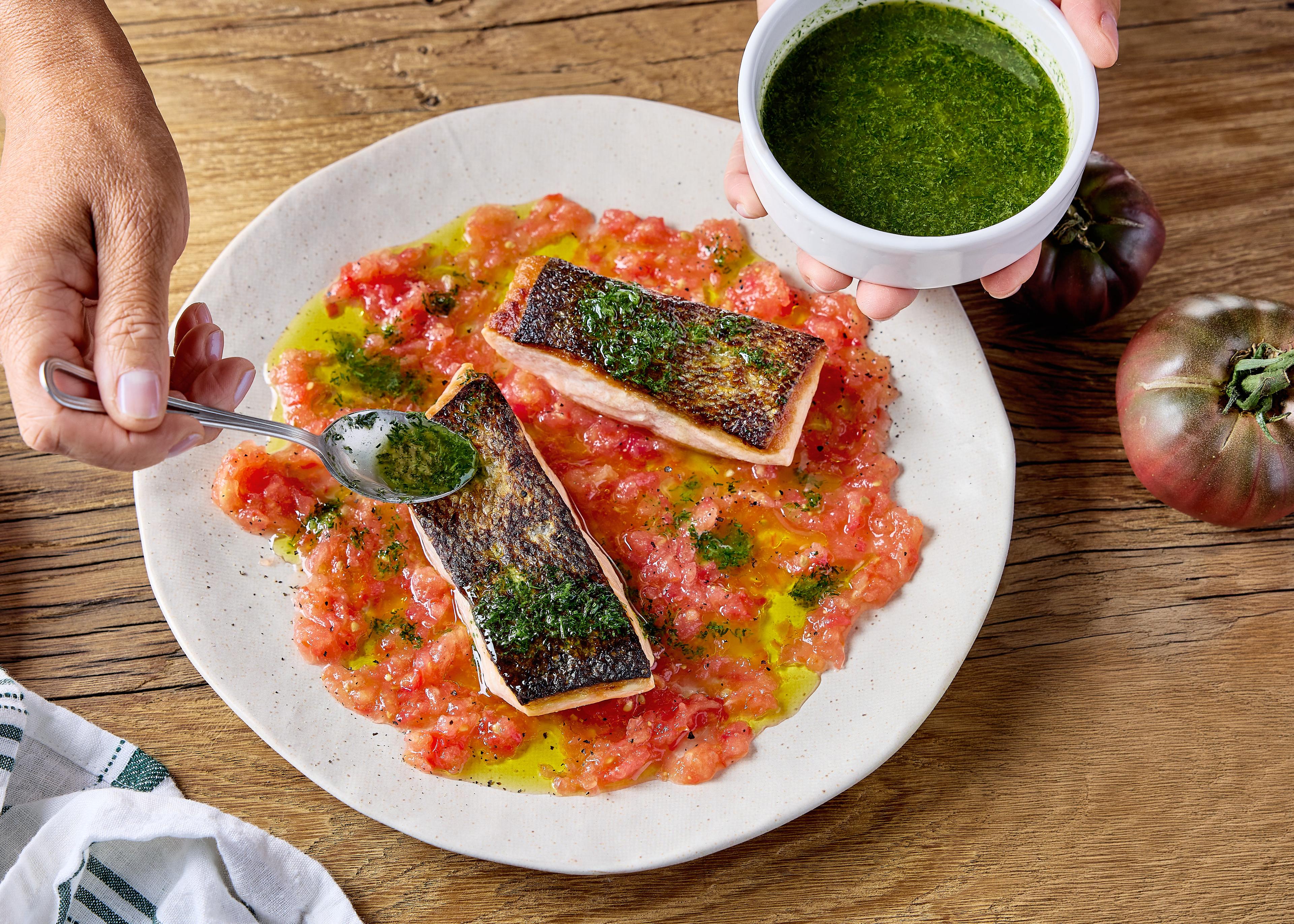 Pavé de saumon frais, tomates râpées et huile à l'aneth