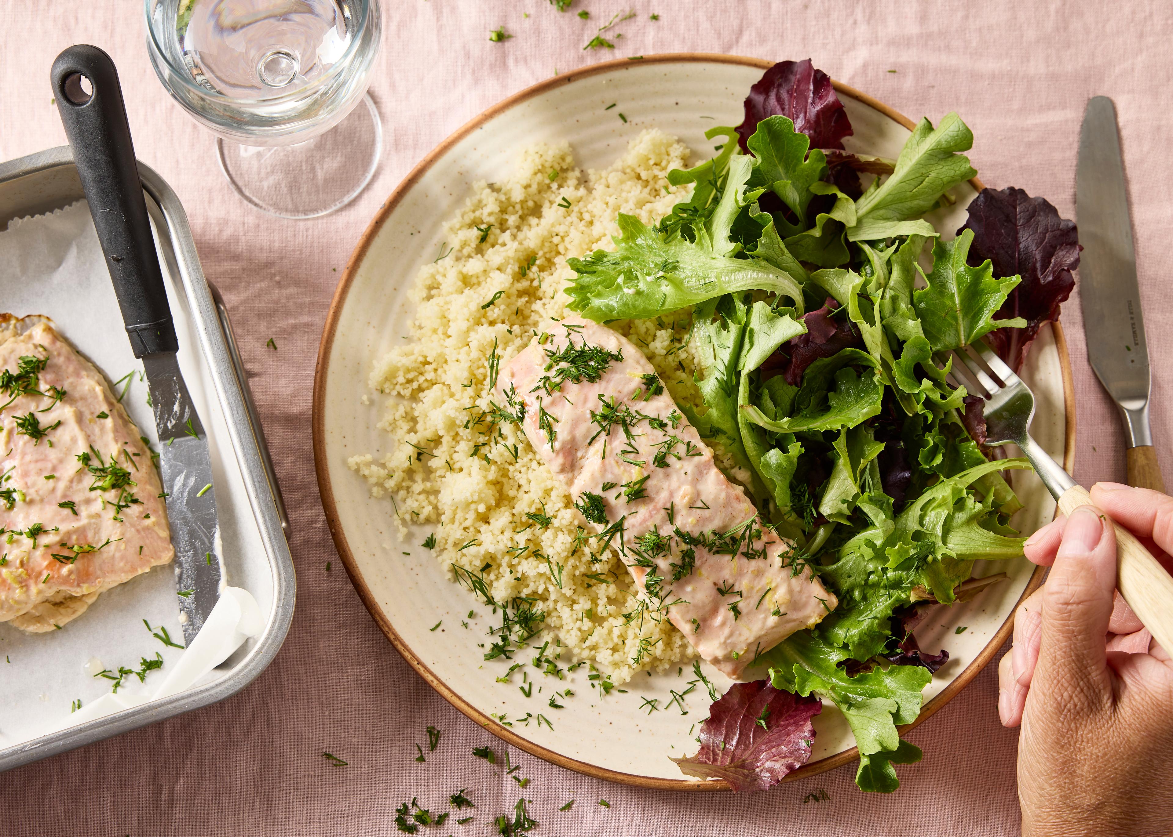 Saumon mariné au yaourt grec, couscous et salade