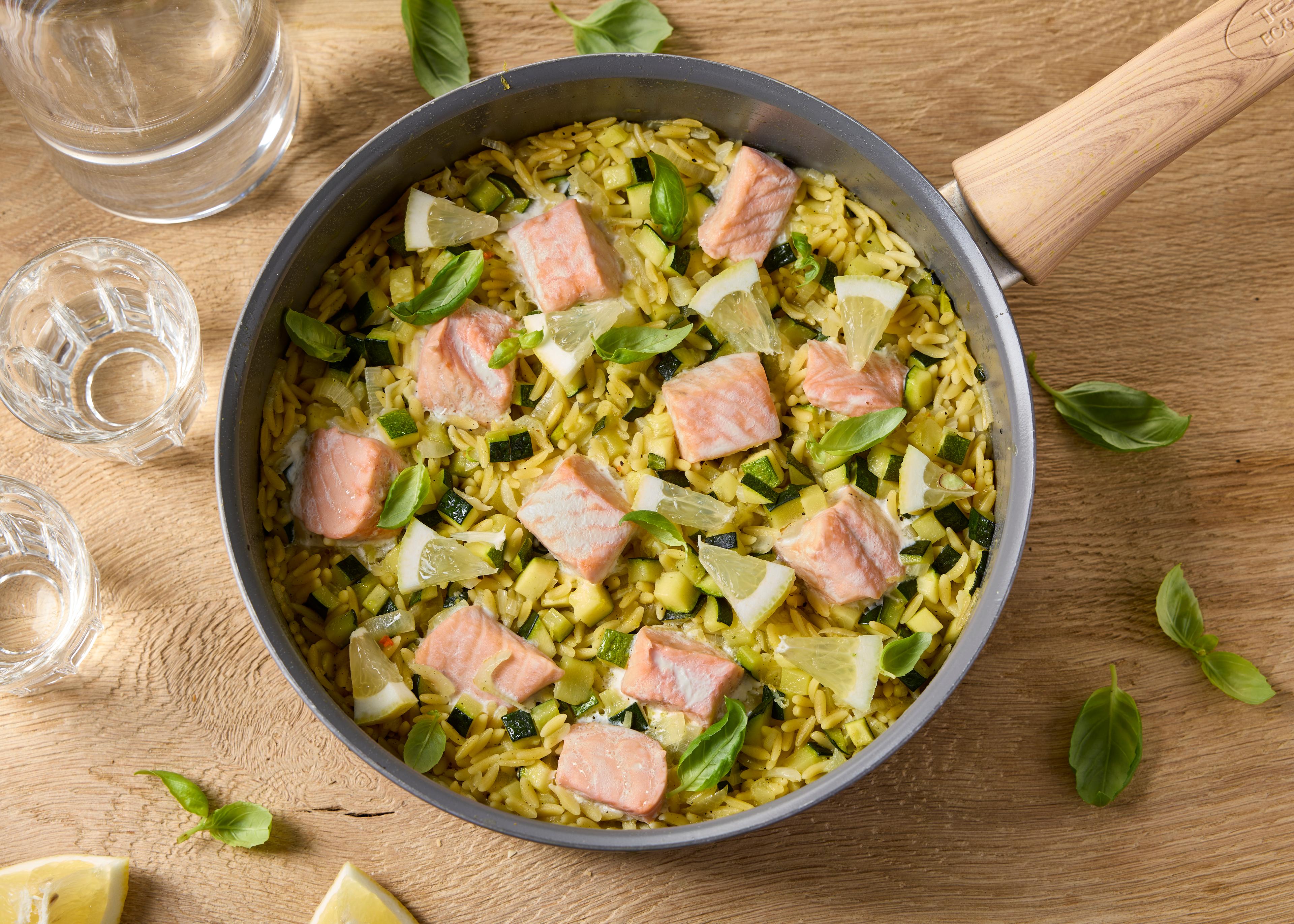 One pot de saumon, orzo et courgettes