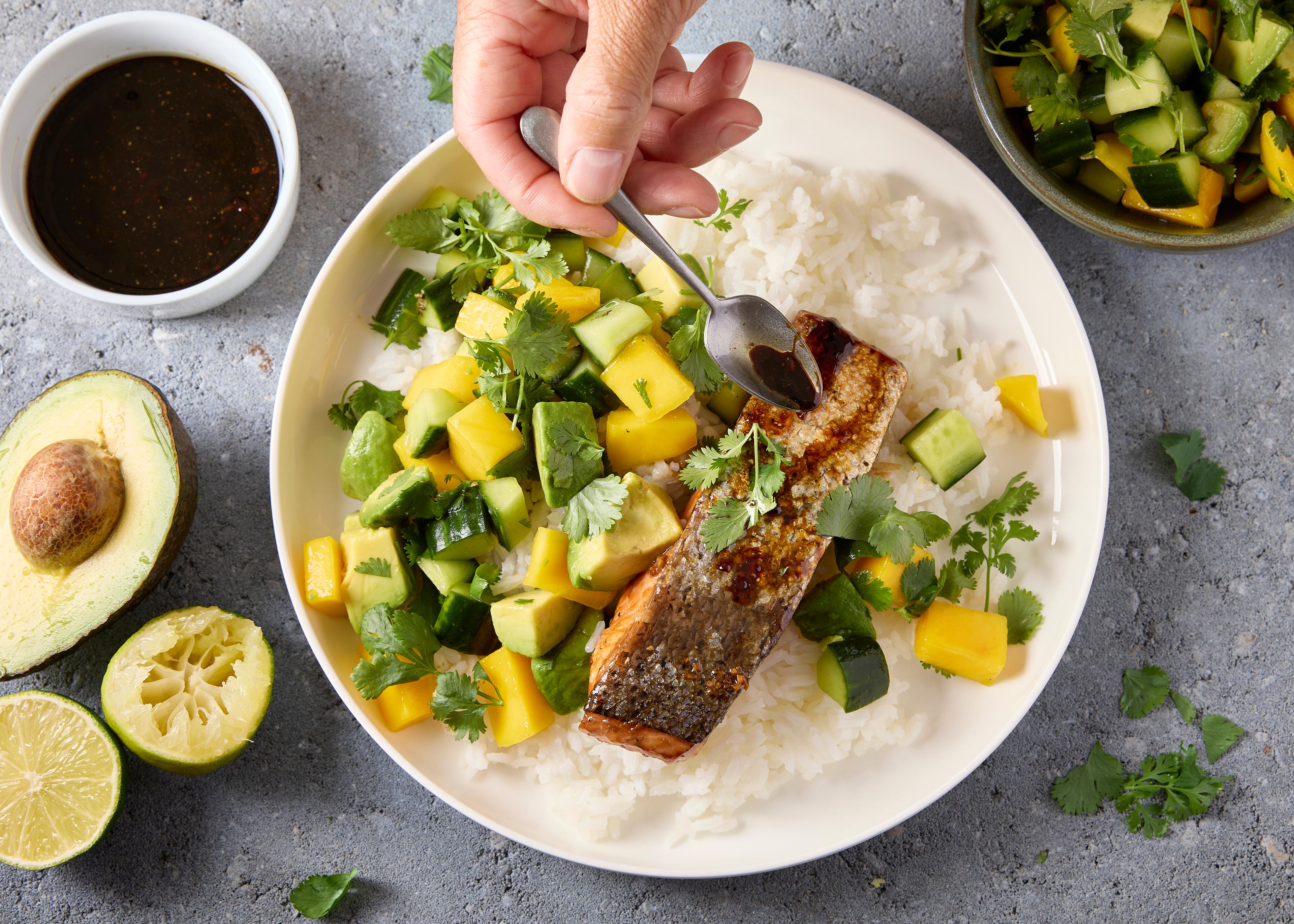 Saumon grillé à la sauce soja, salsa mangue & avocat