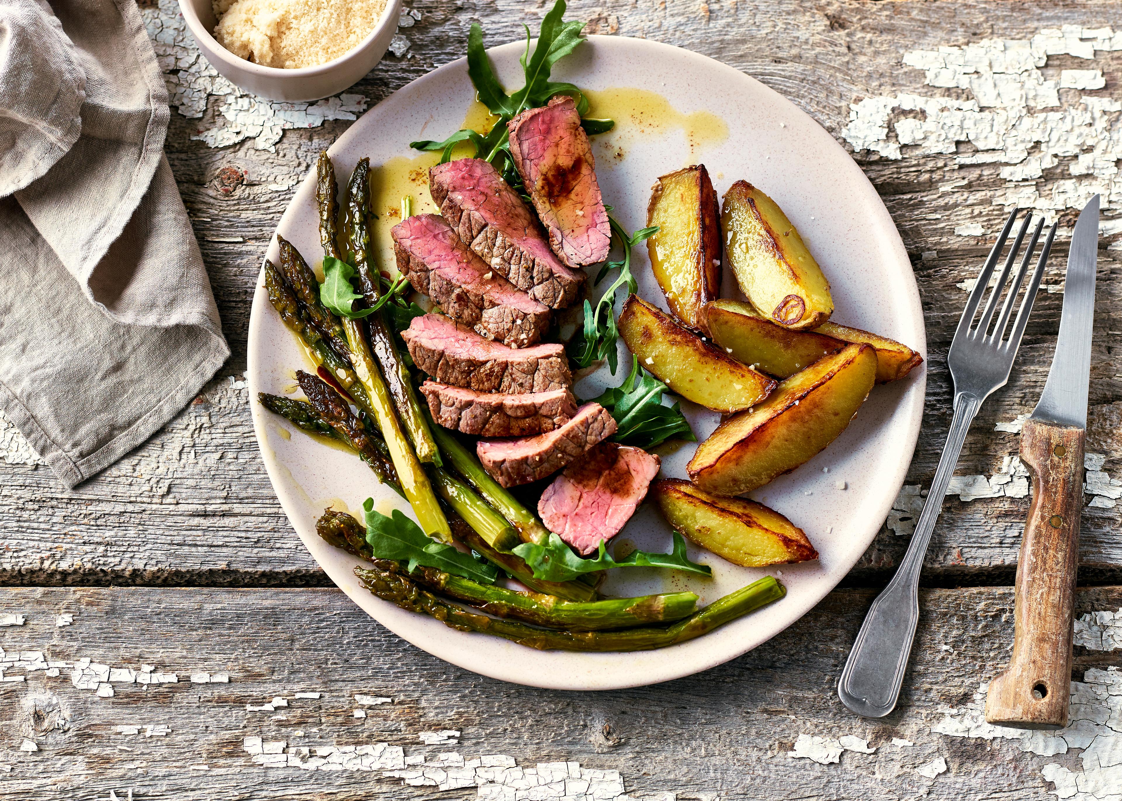 Kopen Rundtagliata, asperges en gebakken aardappelen