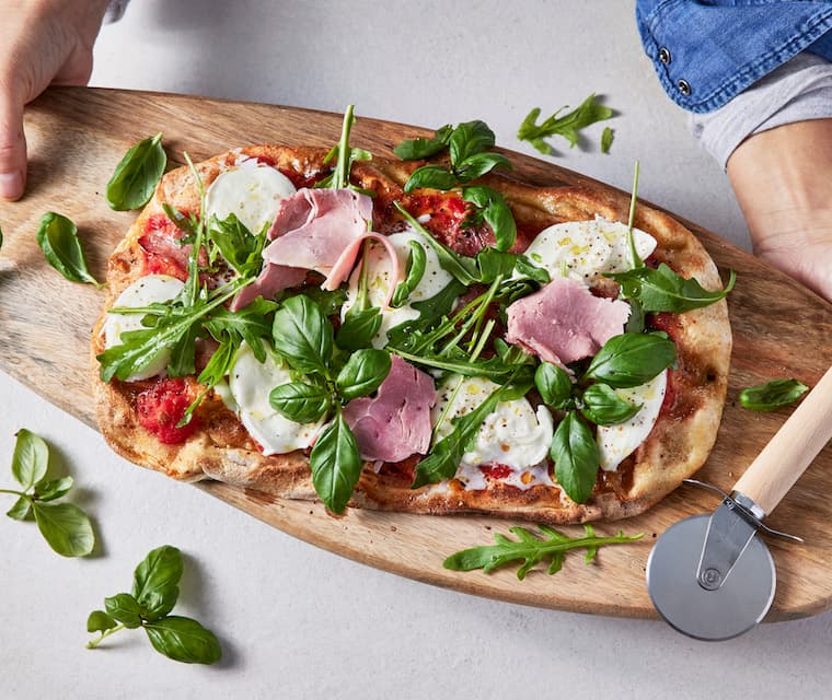 Pizza au jambon et mozzarella
