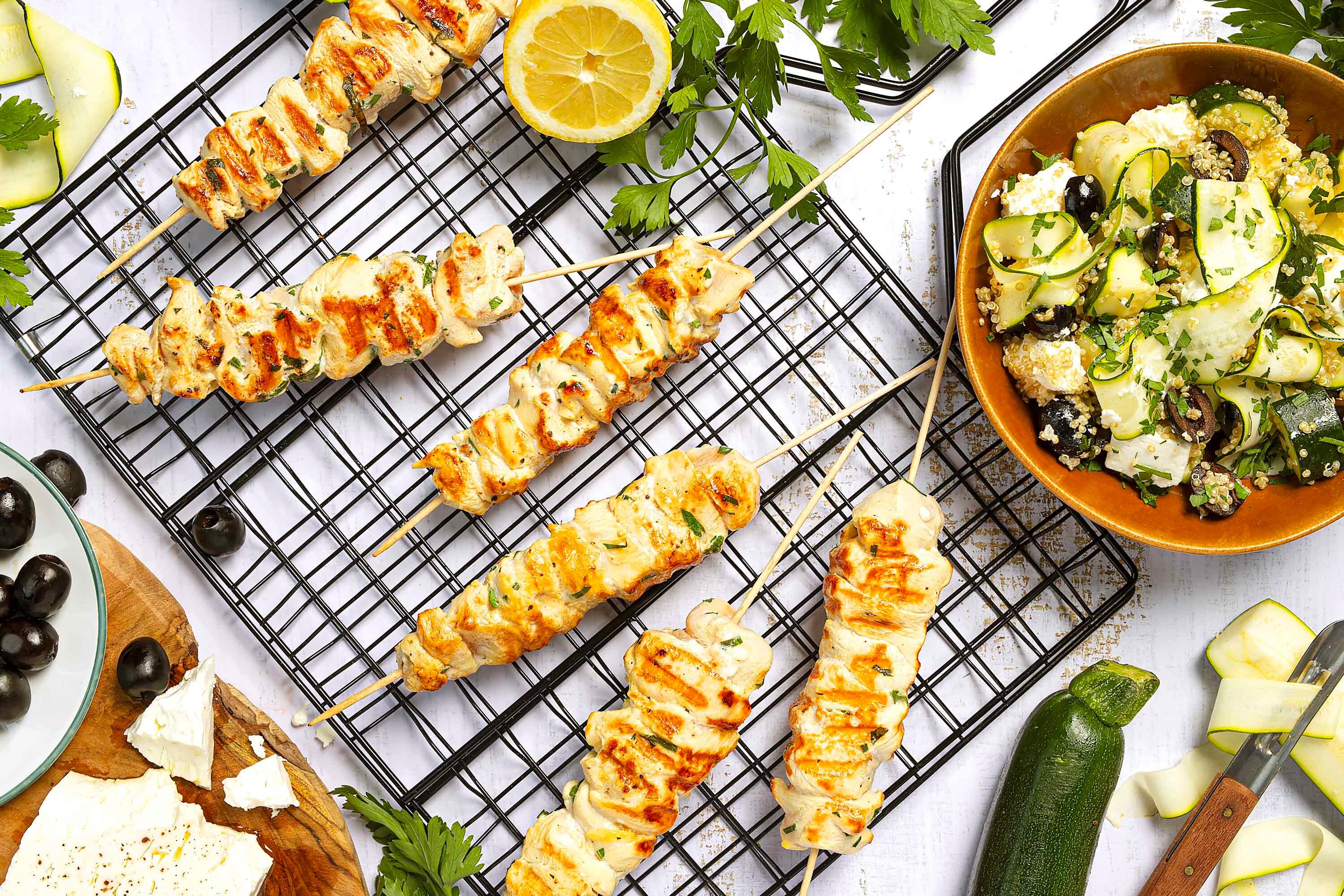 Brochettes de porc et salade de courgette et feta