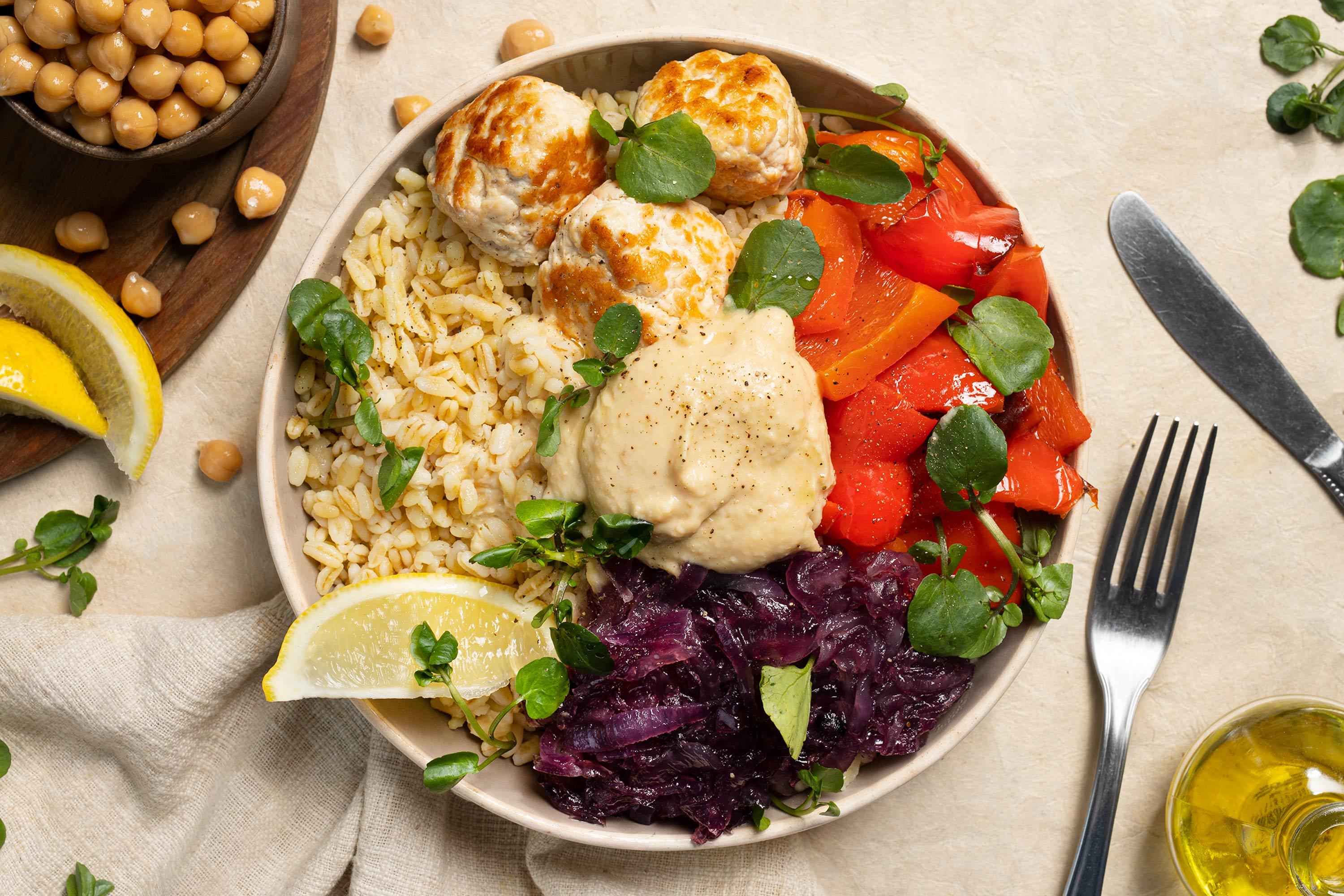 Bowl aux boulettes de poulet, légumes confits et houmous maison