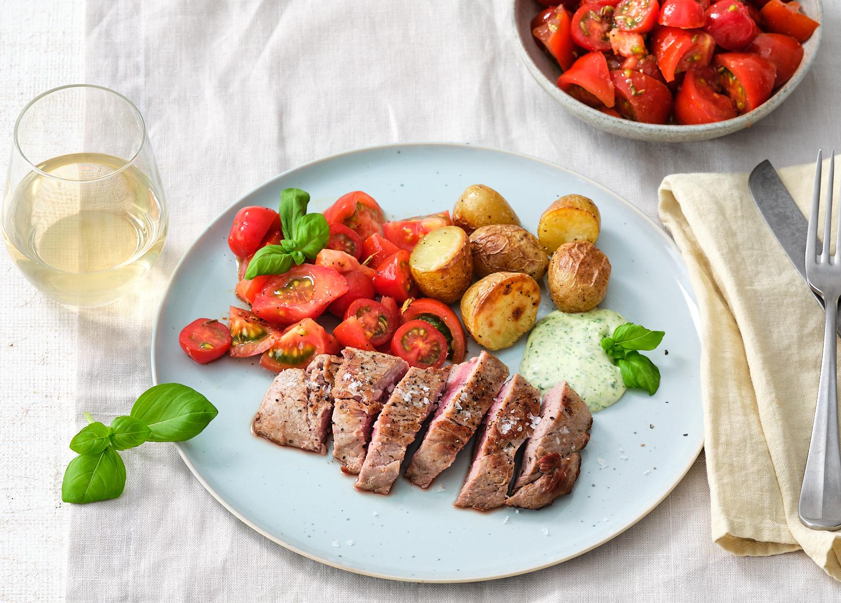 Steak de boeuf, pommes de terre grenaille et tomates cerises