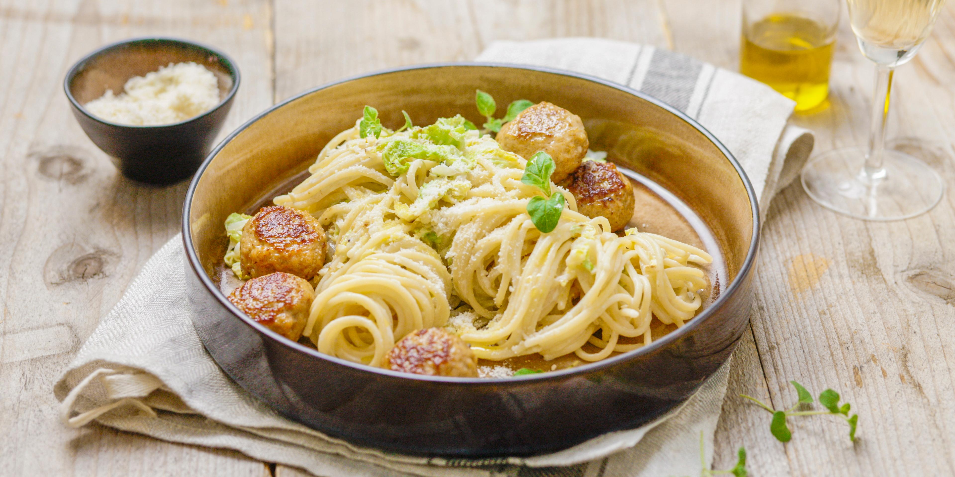 Boulettes de viande, spaghettis et pesto blanc