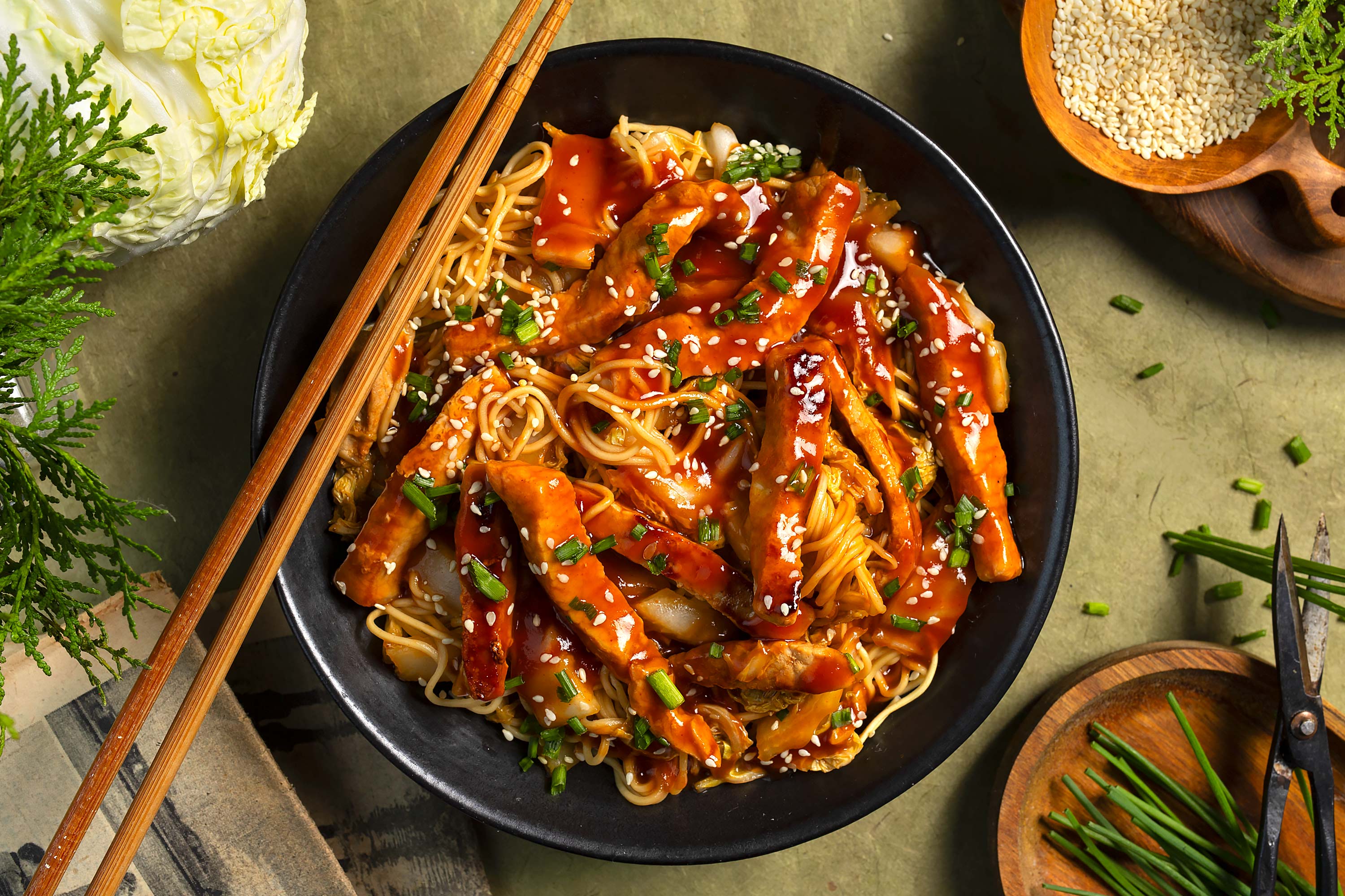 Wok de nouilles au porc caramélisé