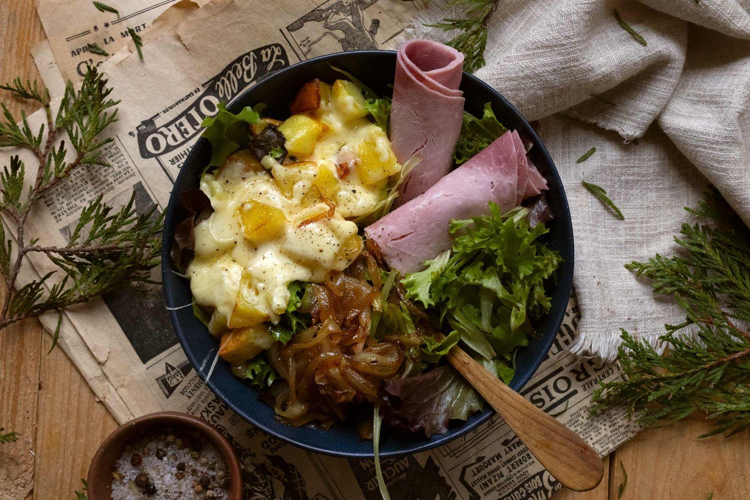 Assiette montagnarde : raclette, jambon et pommes de terre
