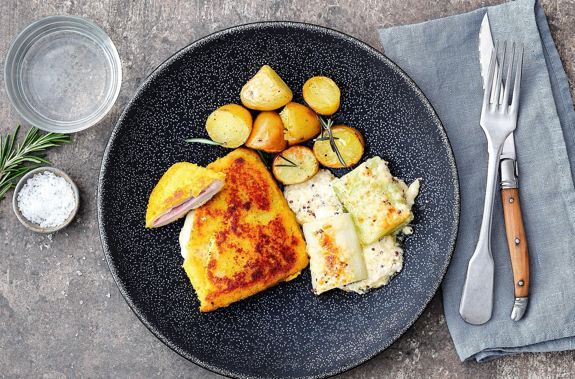 Cordon bleu, poireaux en sauce et pommes de terre au four