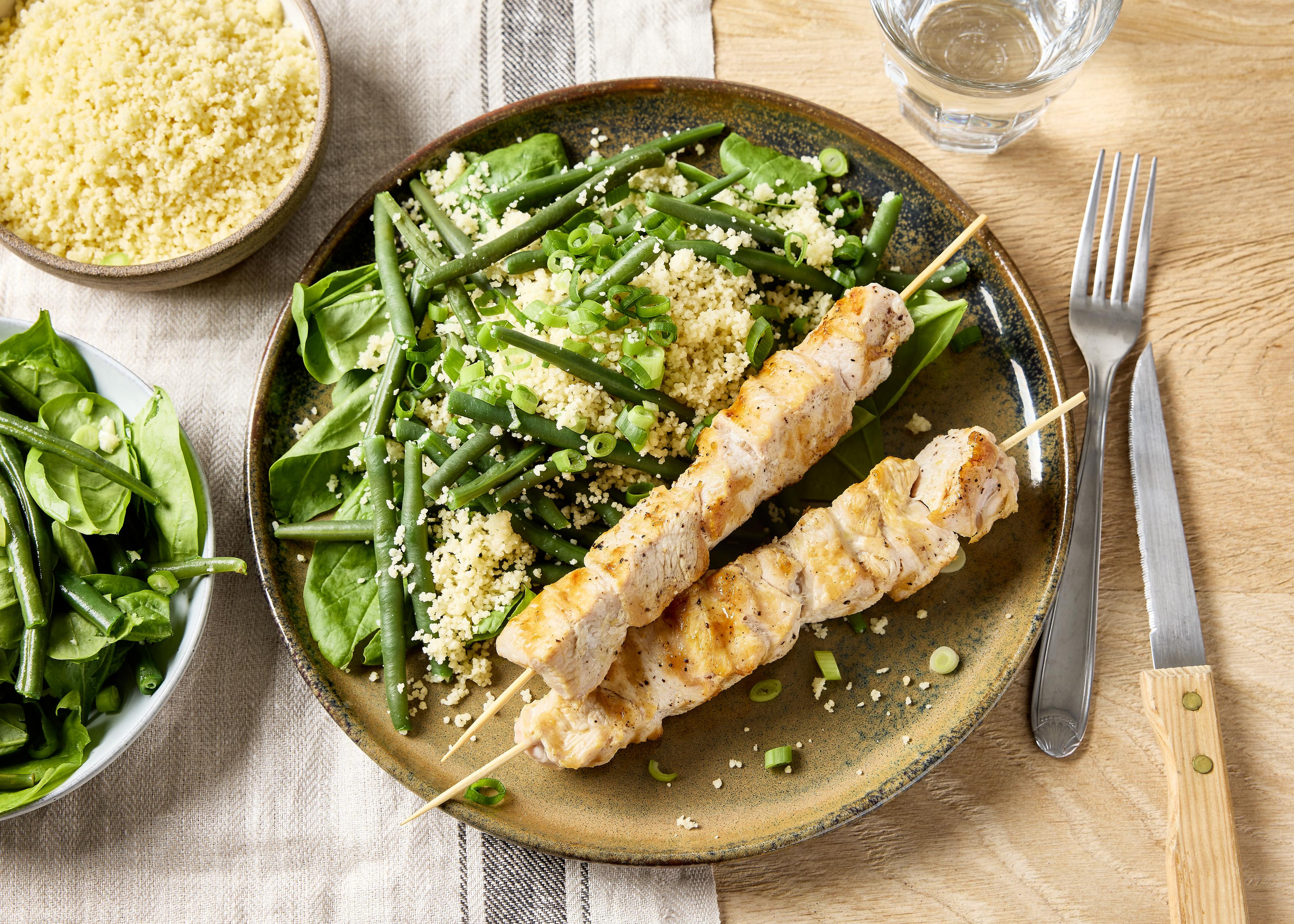 Brochettes de poulet, salade de haricots verts et couscous