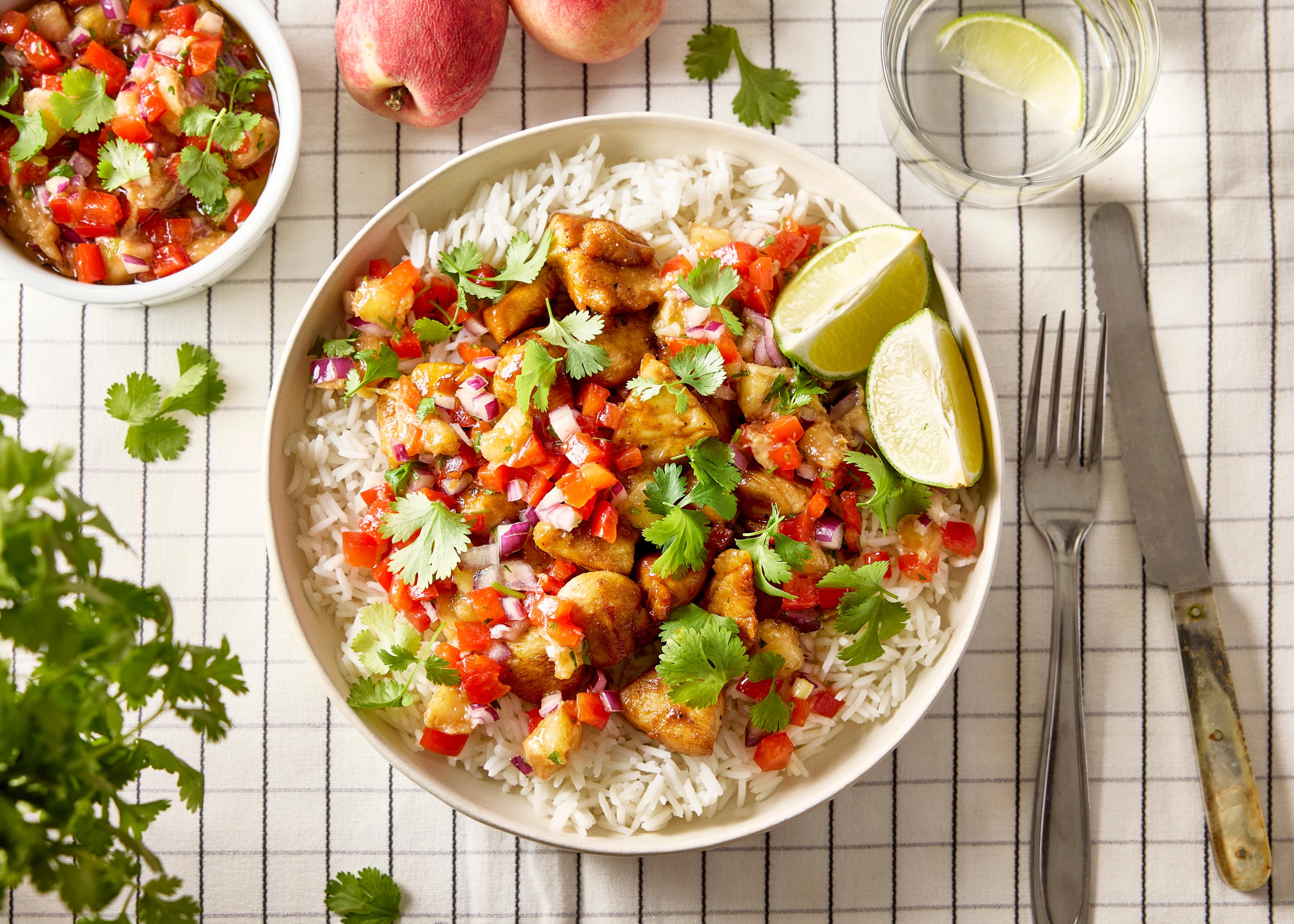 Rice bowl au poulet et salsa à la pêche