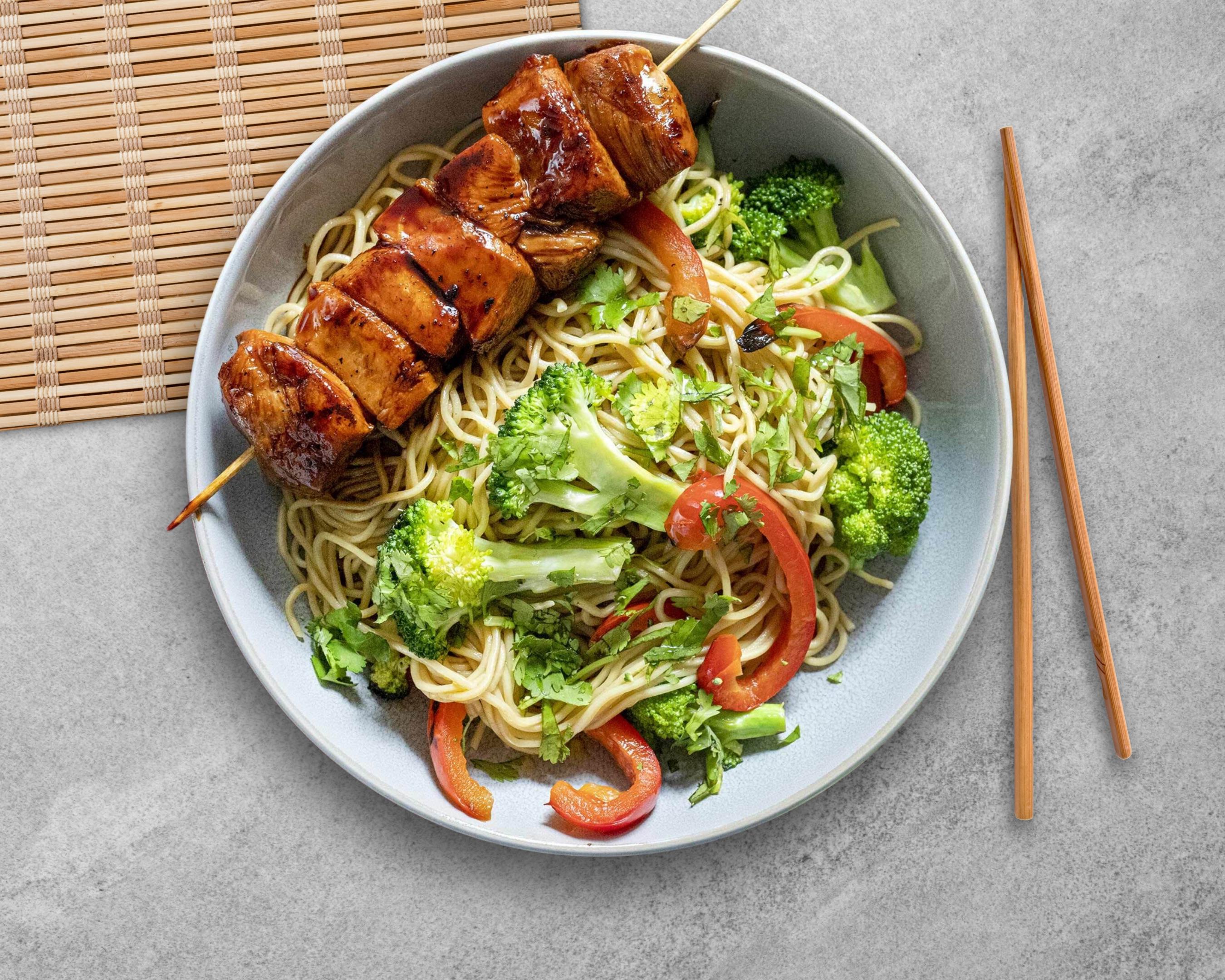 Yakitori de poulet, nouilles sautées au poivron et brocoli