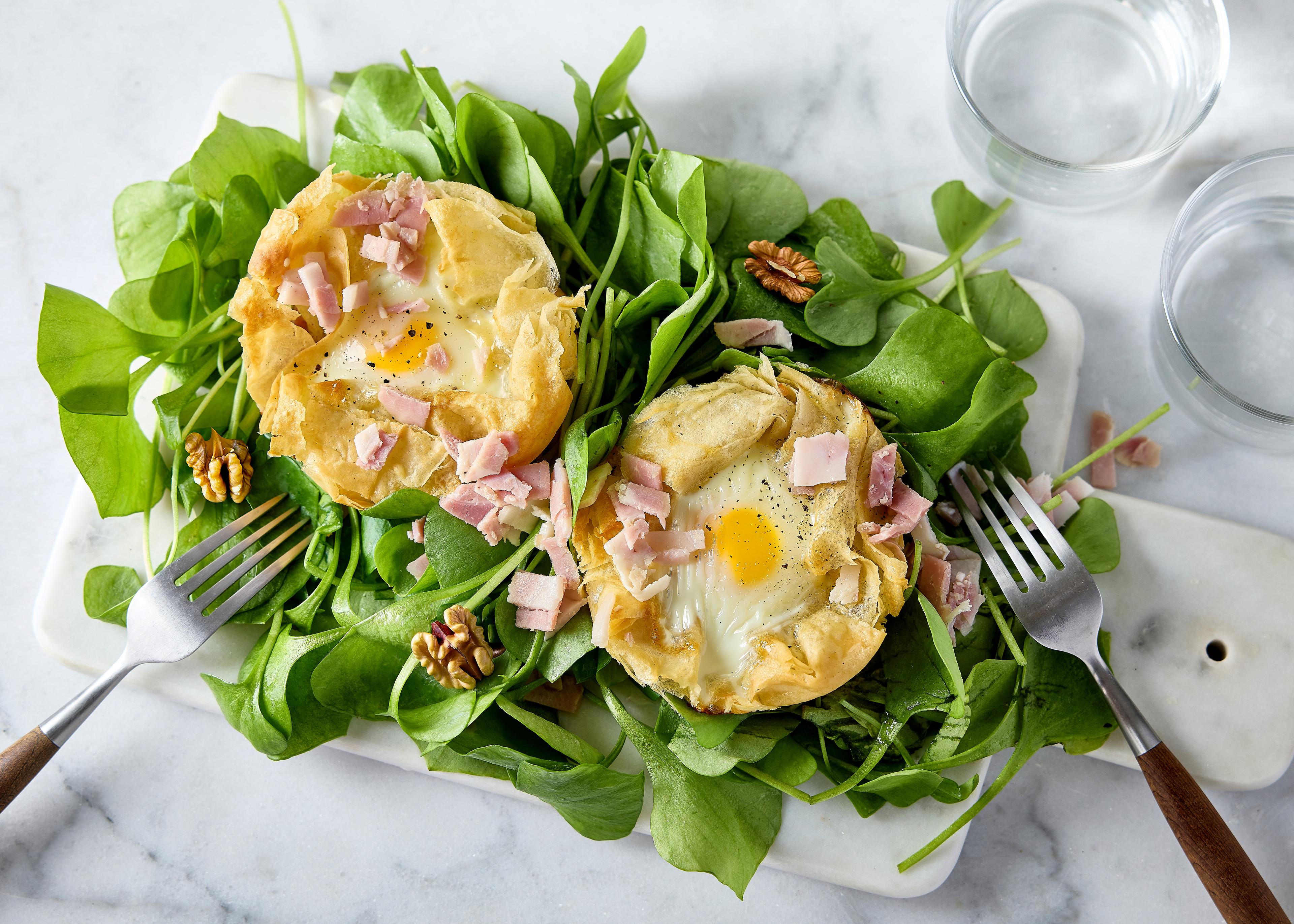 Nids de brick aux oeufs, jambon et fromage