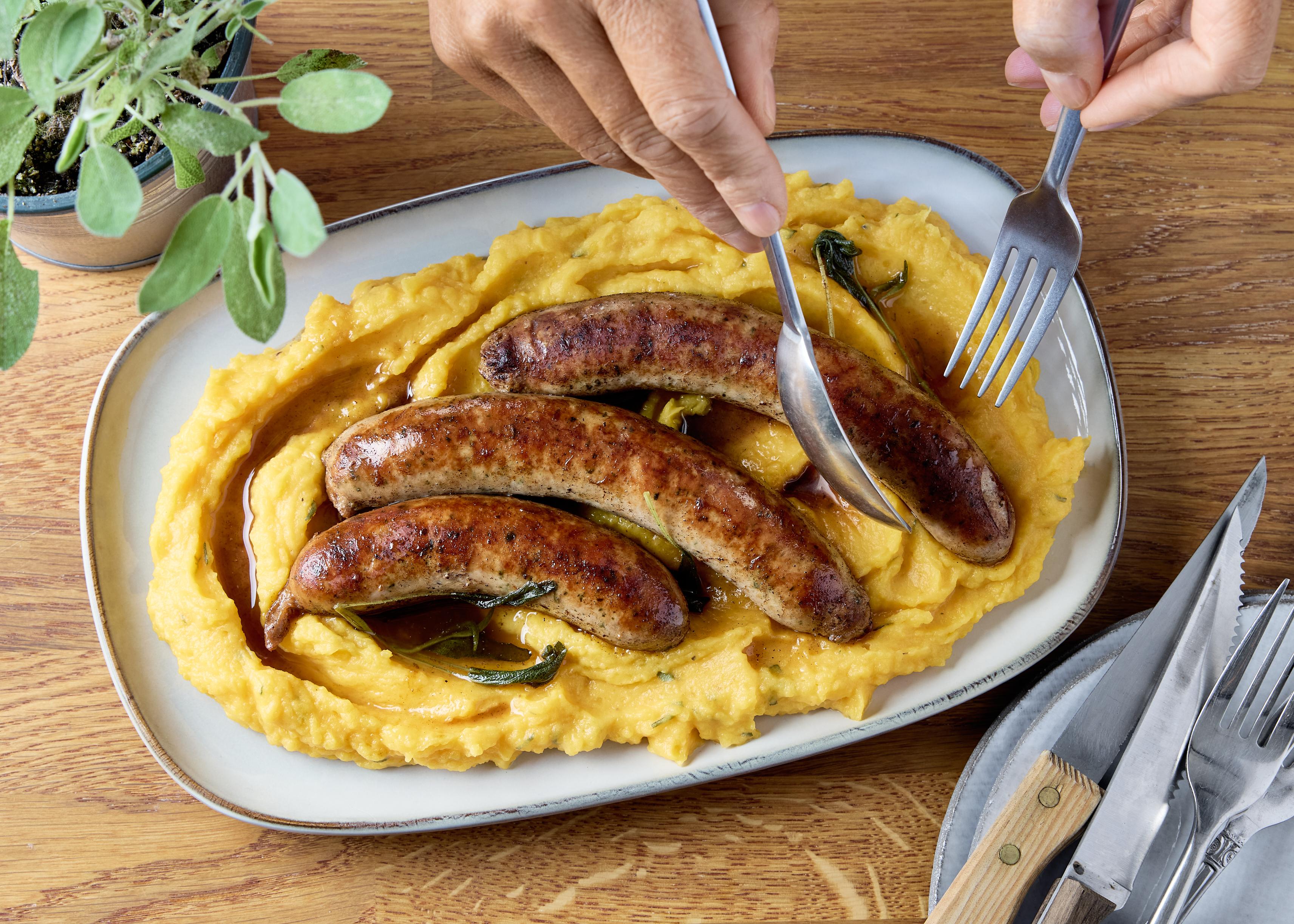 Saucisses grillées, purée de butternut à la sauge