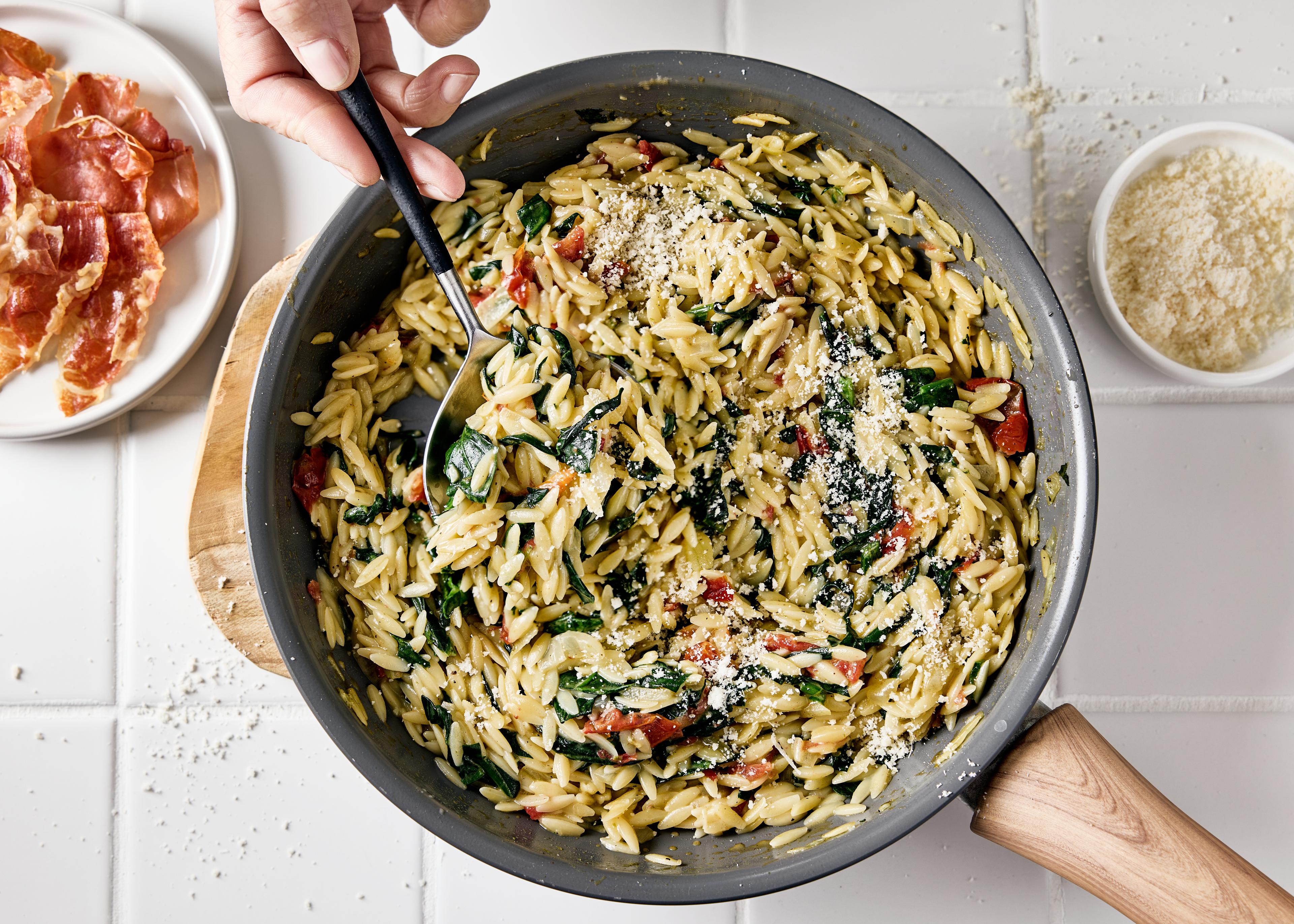 Risotto d'orzo aux bettes, tomates séchées et jambon croustillant