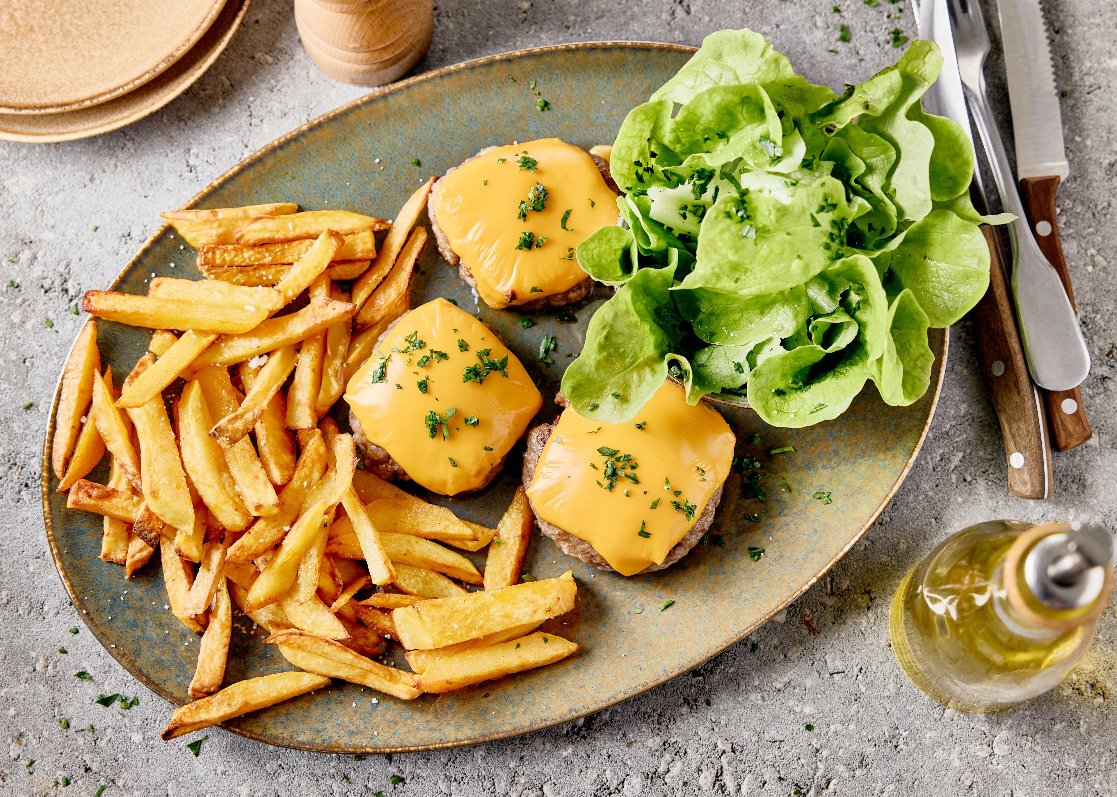 Steak haché grâtiné au cheddar, frites et salade