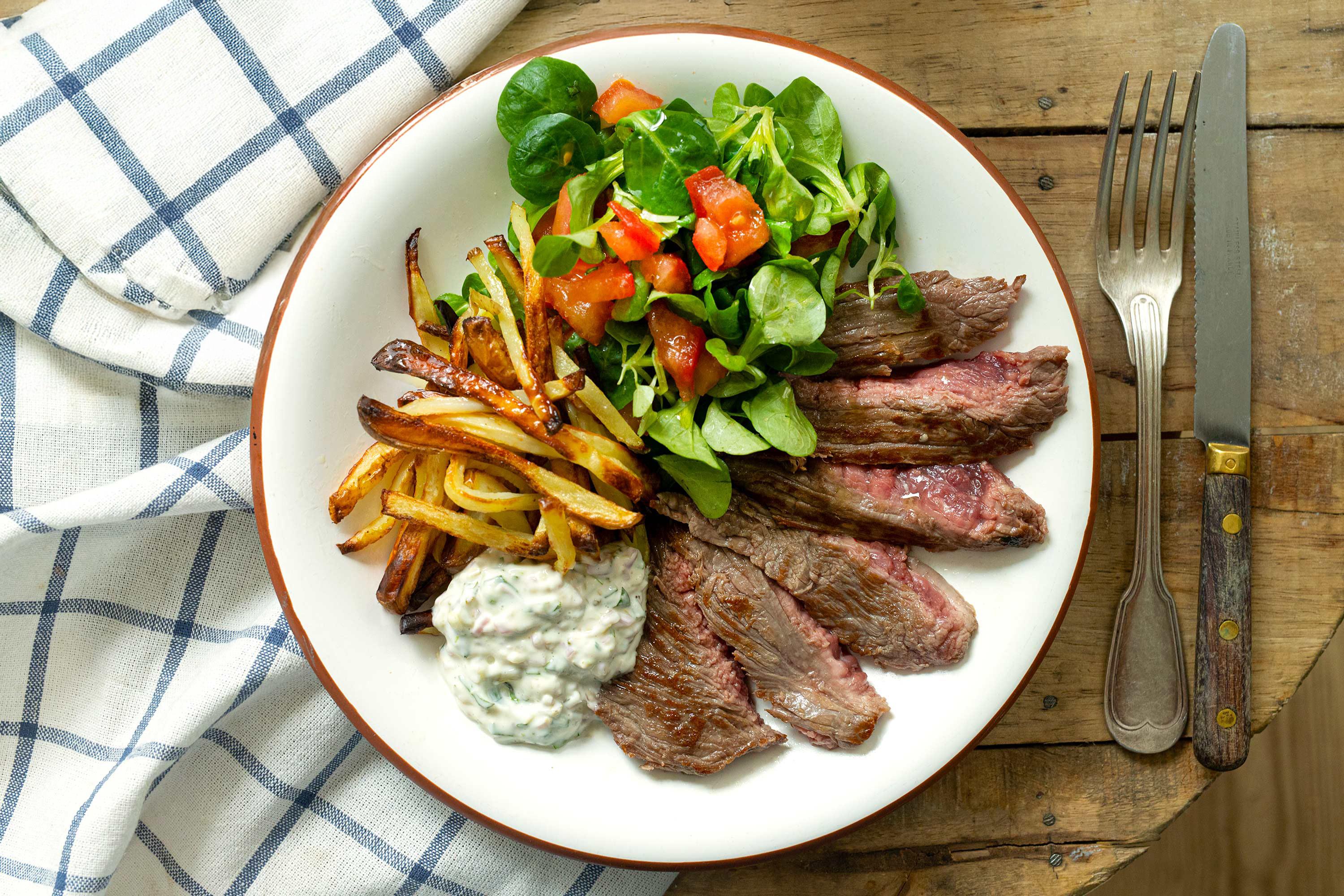 Steak frites, sauce au yaourt et cerfeuil