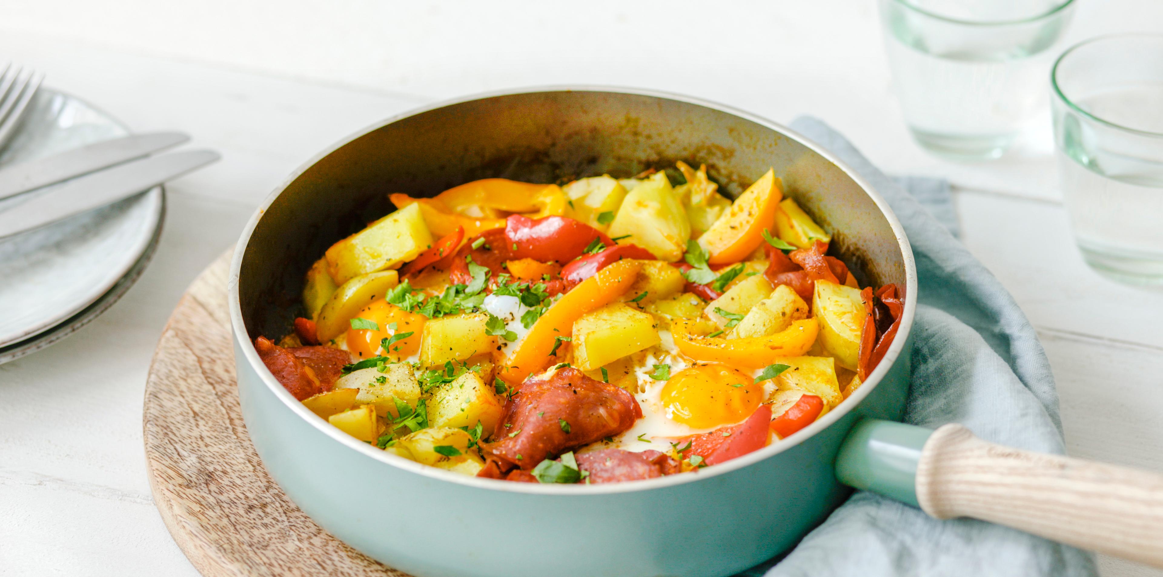 Poêlée de pommes de terre aux poivrons, oeufs et chorizo