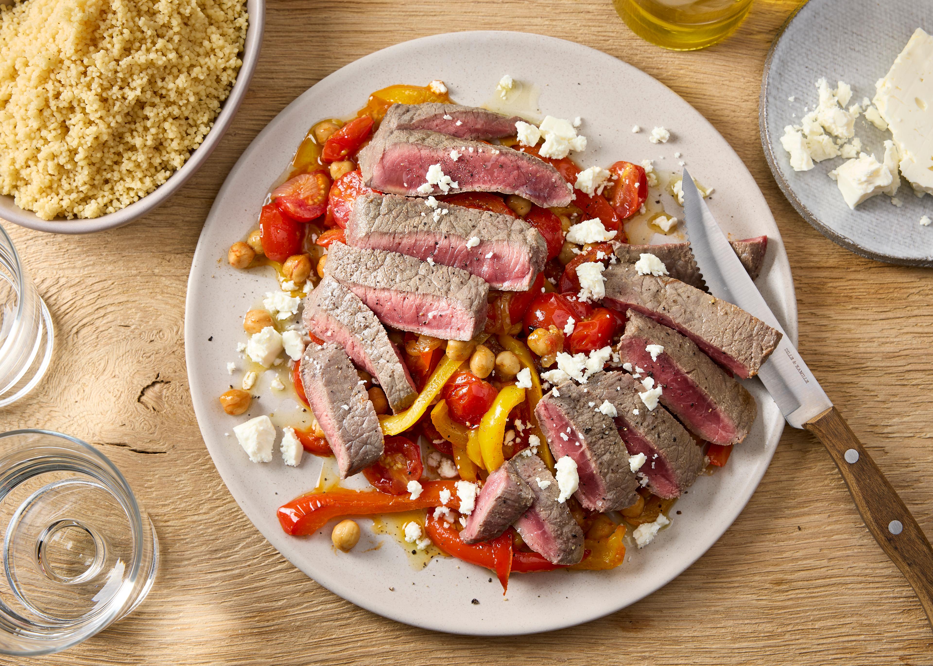 Steak aux poivrons grillés, feta et couscous