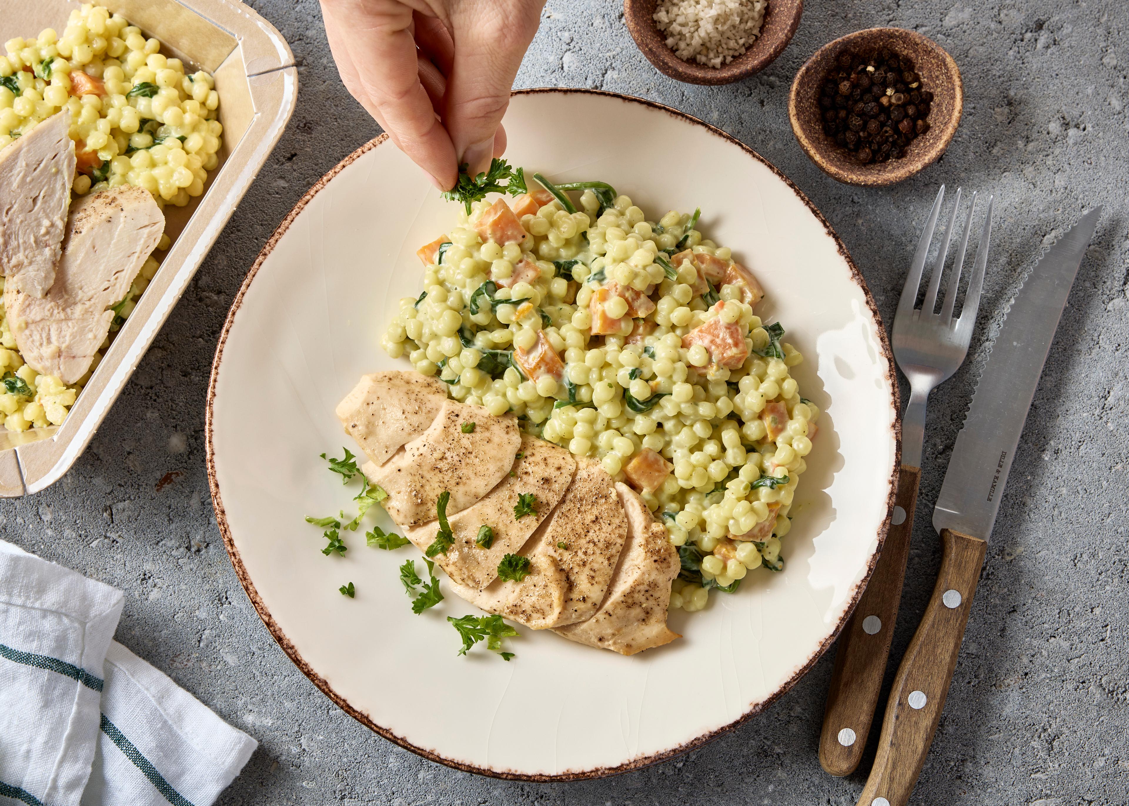 Filet de poulet au jus de carottes et couscous perlé (plat à réchauffer)
